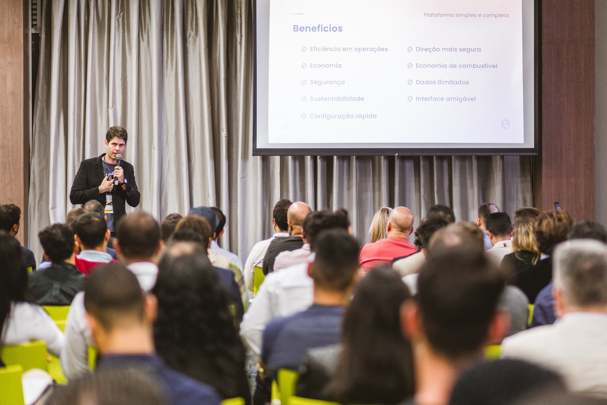 Felipe Valadares apresentando as soluções tecnológicas da Softruck