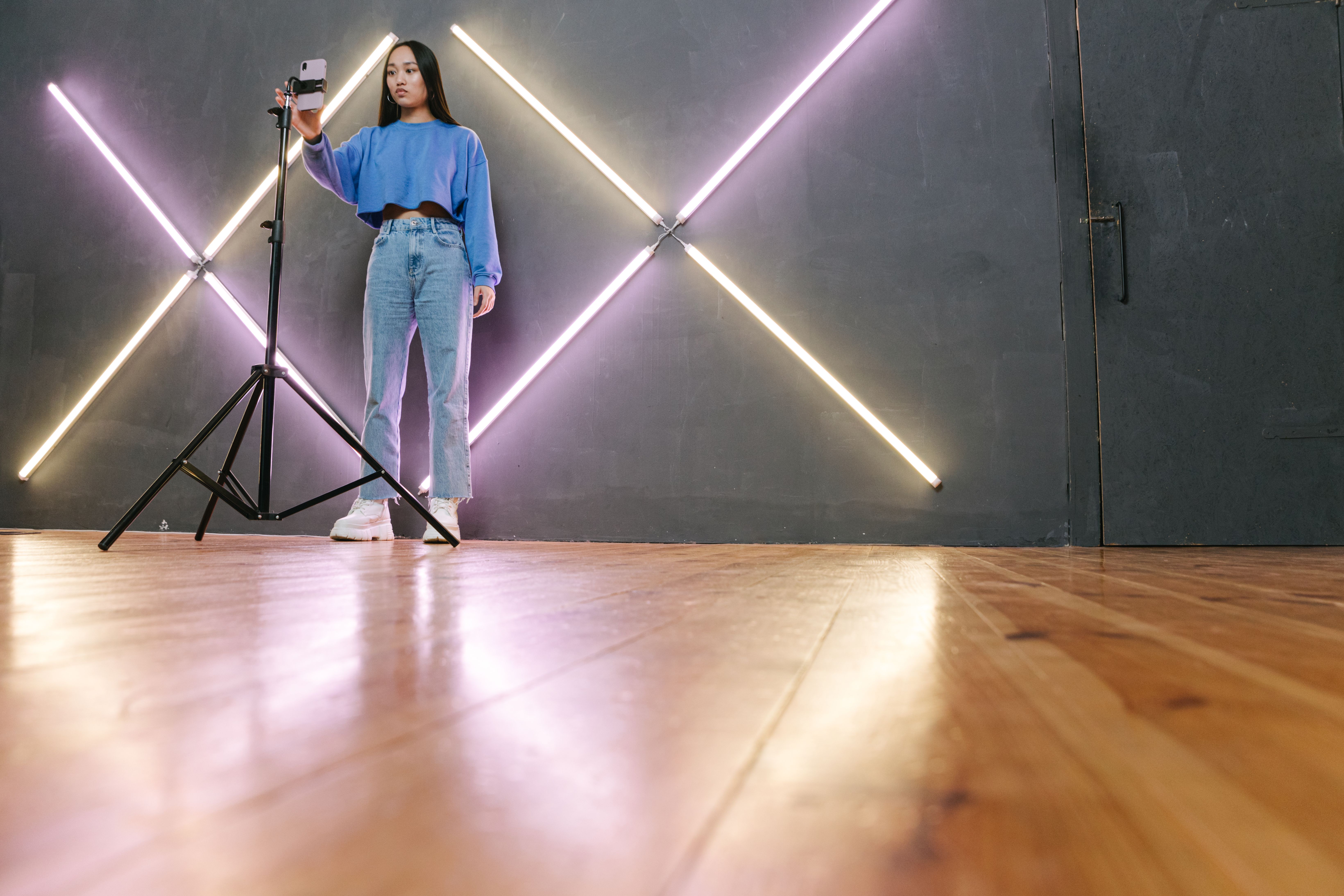 Creator UGC filmând conținut pentru brand fintech cu smartphone și lumini profesionale, plătit prin contract de cesiune drepturi de autor de la SRL din România
