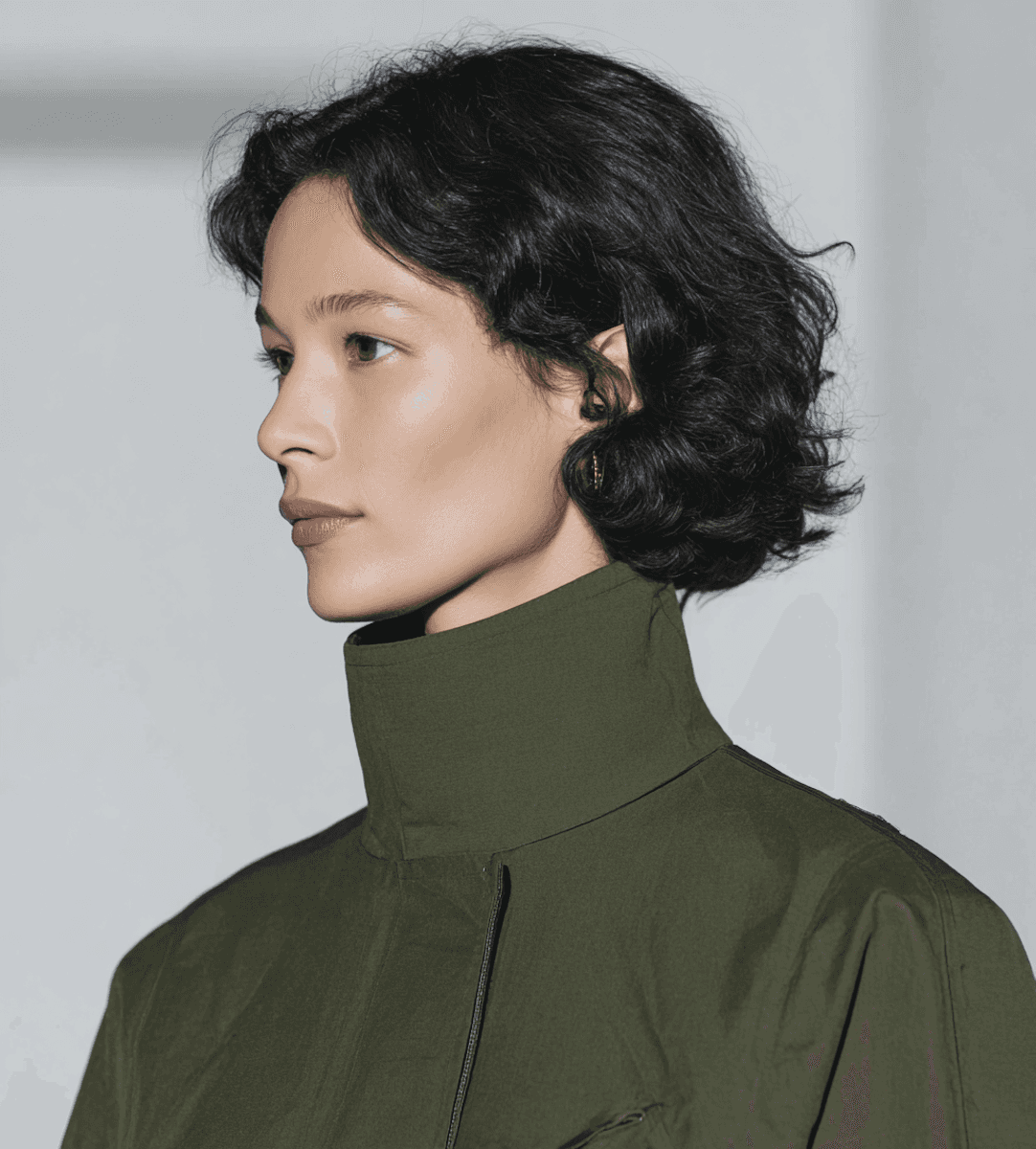 man in white crew neck t-shirt