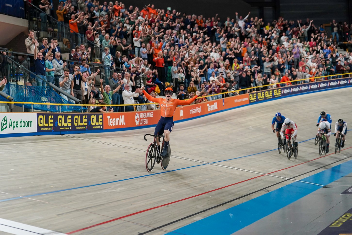 De winnaar komt over de finish