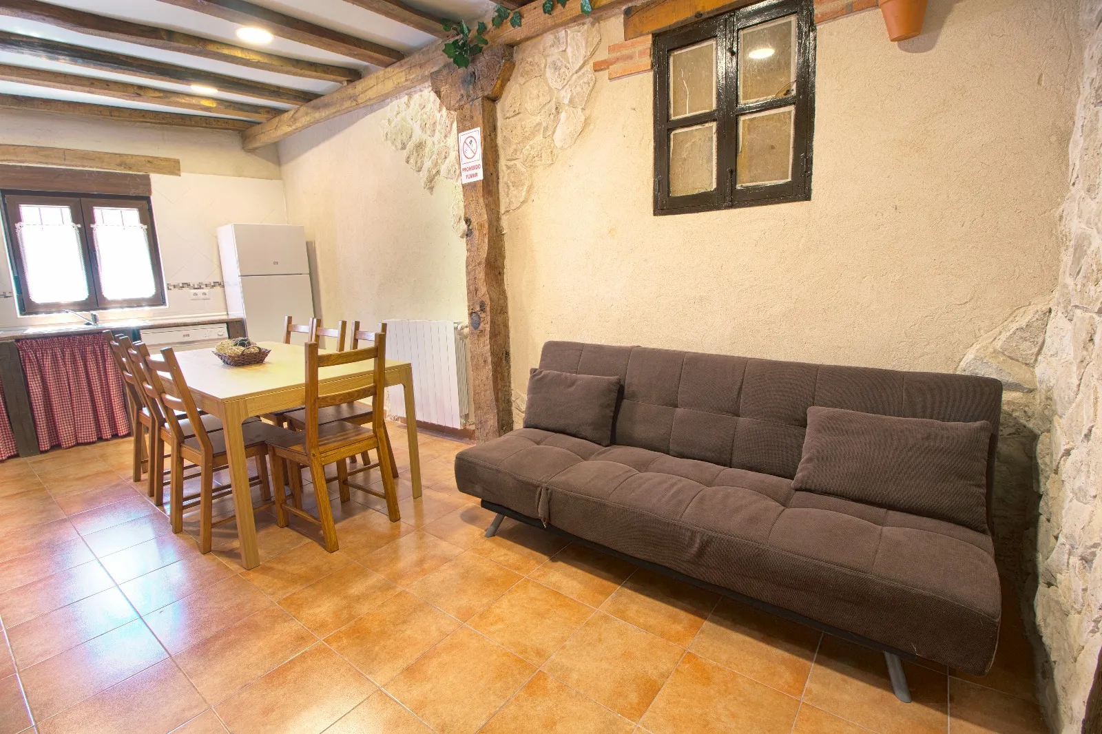 Casa Muralla I: alojamiento para 6 personas con tres habitaciones, cocina equipada, salón con TV y baño completo.