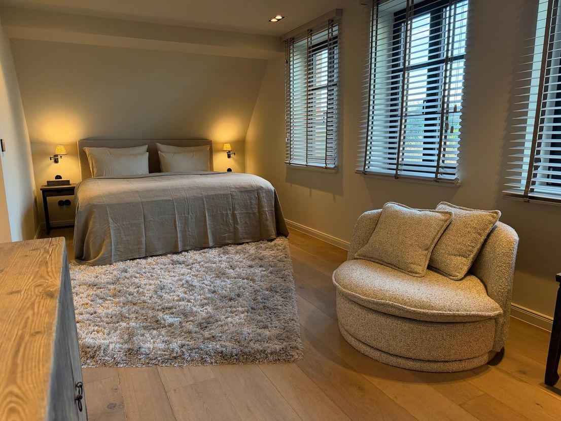 Mastersuite mit ruhiger Materialität
