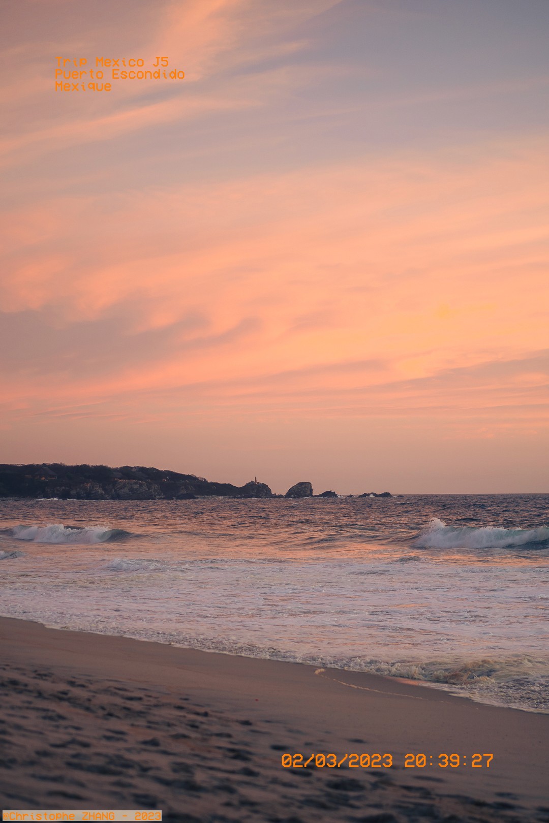 Fin de journée sur la plage de Puerto Escondido, océan doré  