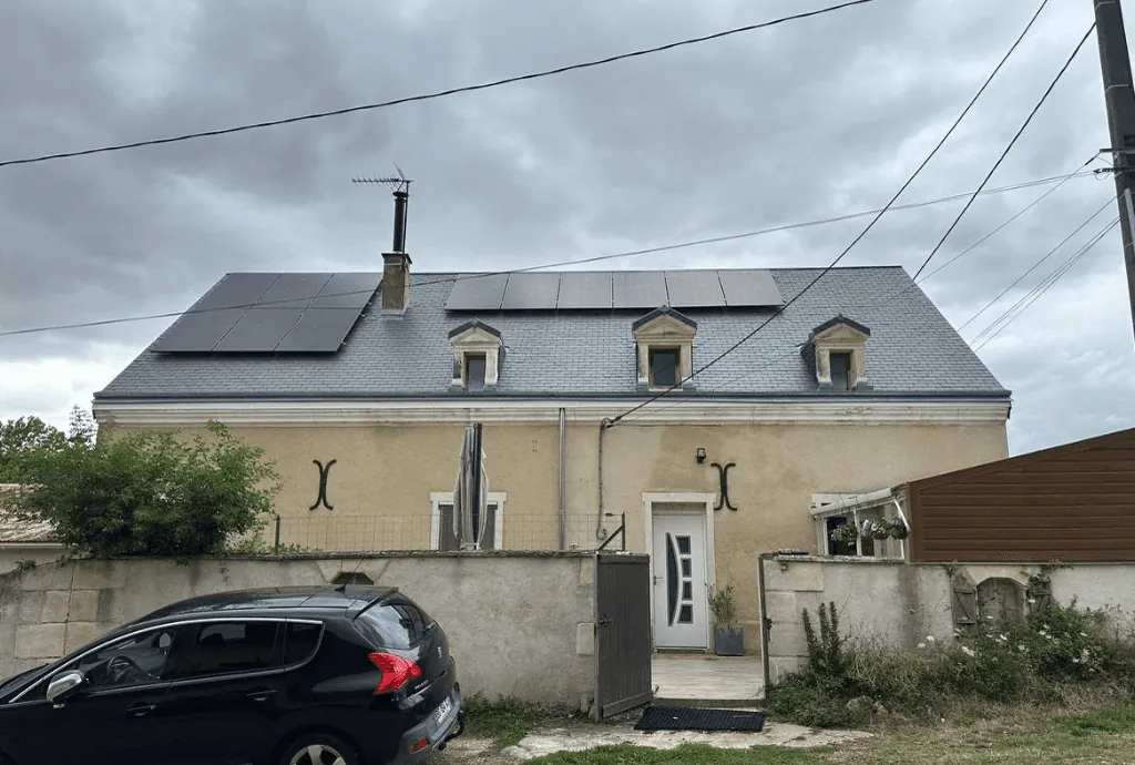 Photo d'une maison à Ternay équipée de panneaux photovoltaïques dont l'installation a été faite par Solarock.