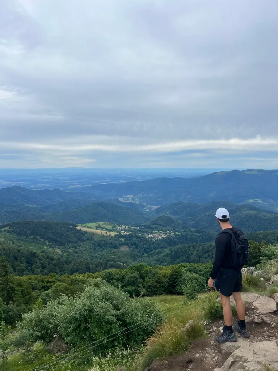 Randonnée dans les Vosges, face aux collines