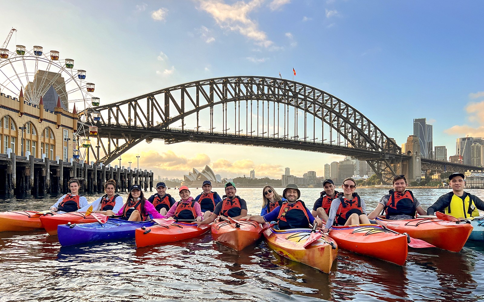 在悉尼海港大橋前的皮划艇團隊。