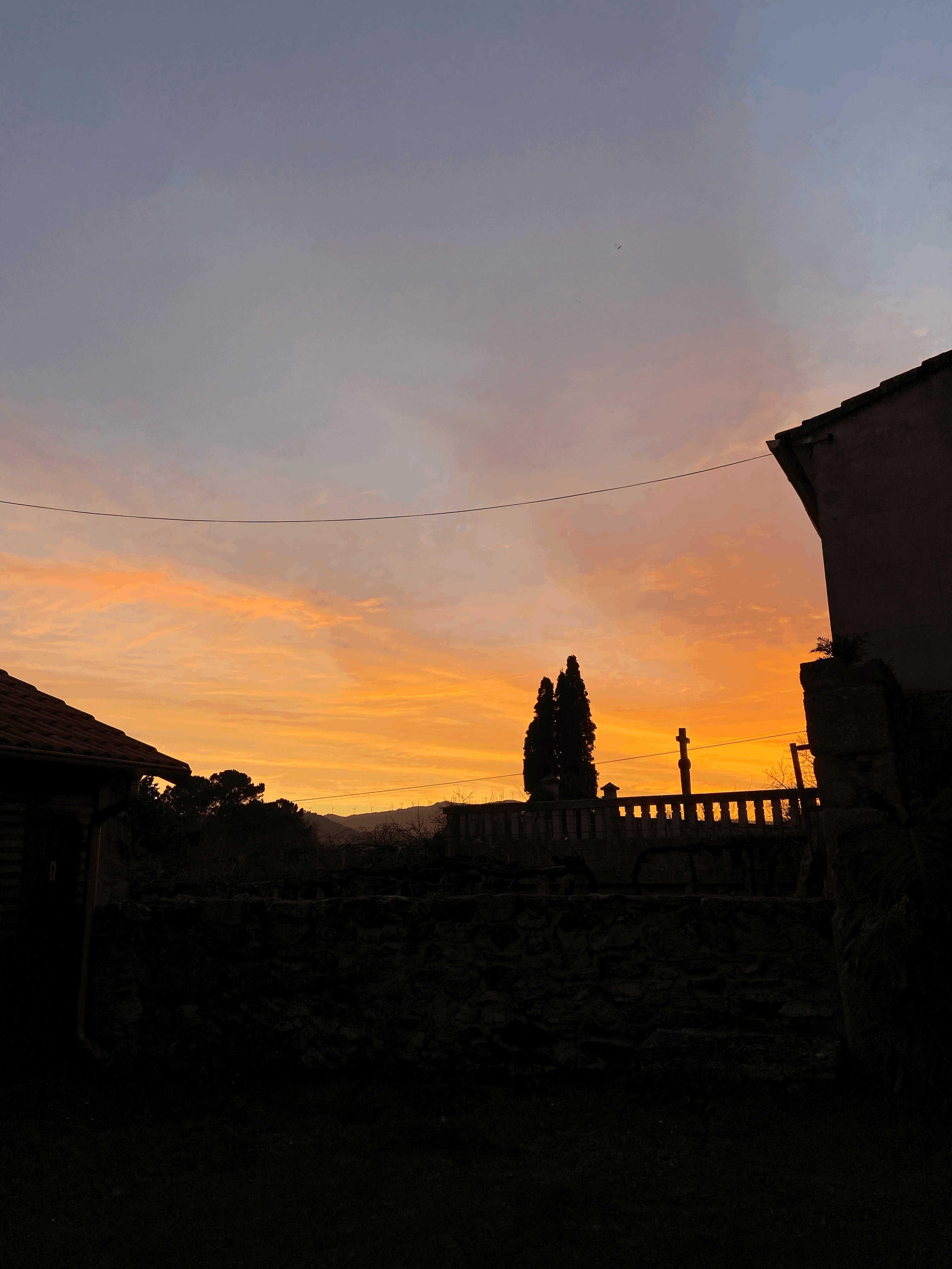 Exterior de Casa Cruceiro de noche - Alojamiento rural a orillas del Río Miño