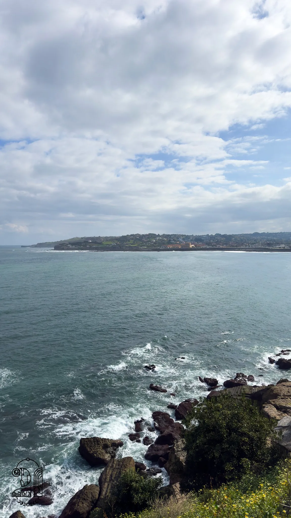 Océan avec des pierres en bord de cote
