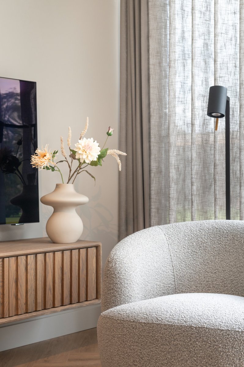 tvkast latten met lichte fauteuil japandi stijl