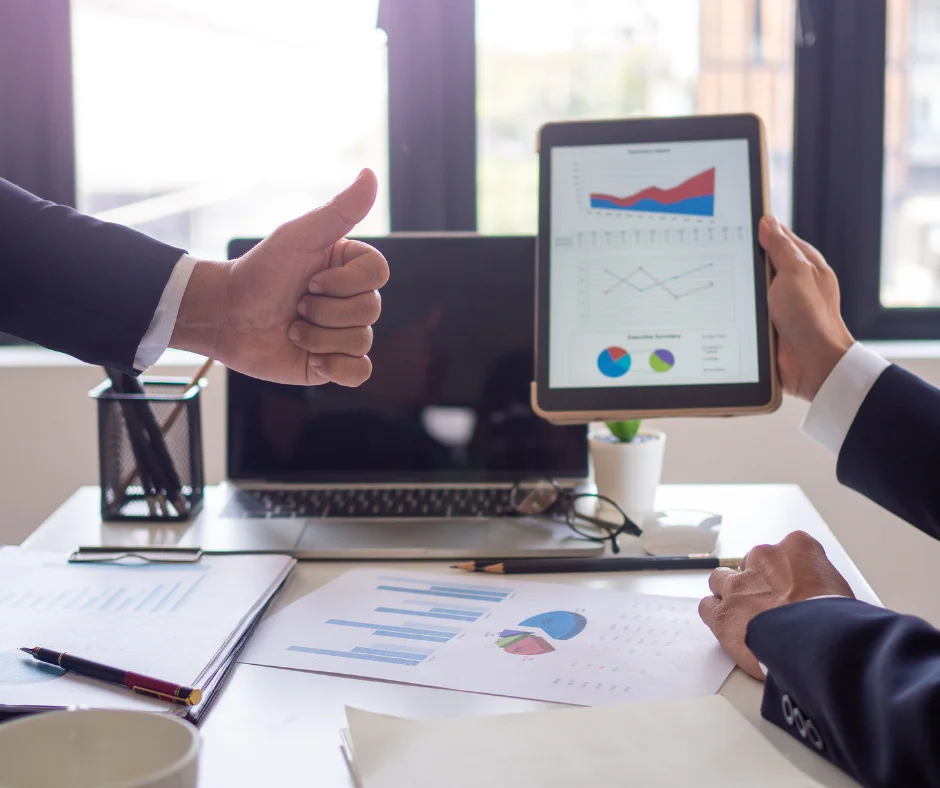 Two marketers discussing conversion rate in digital marketing