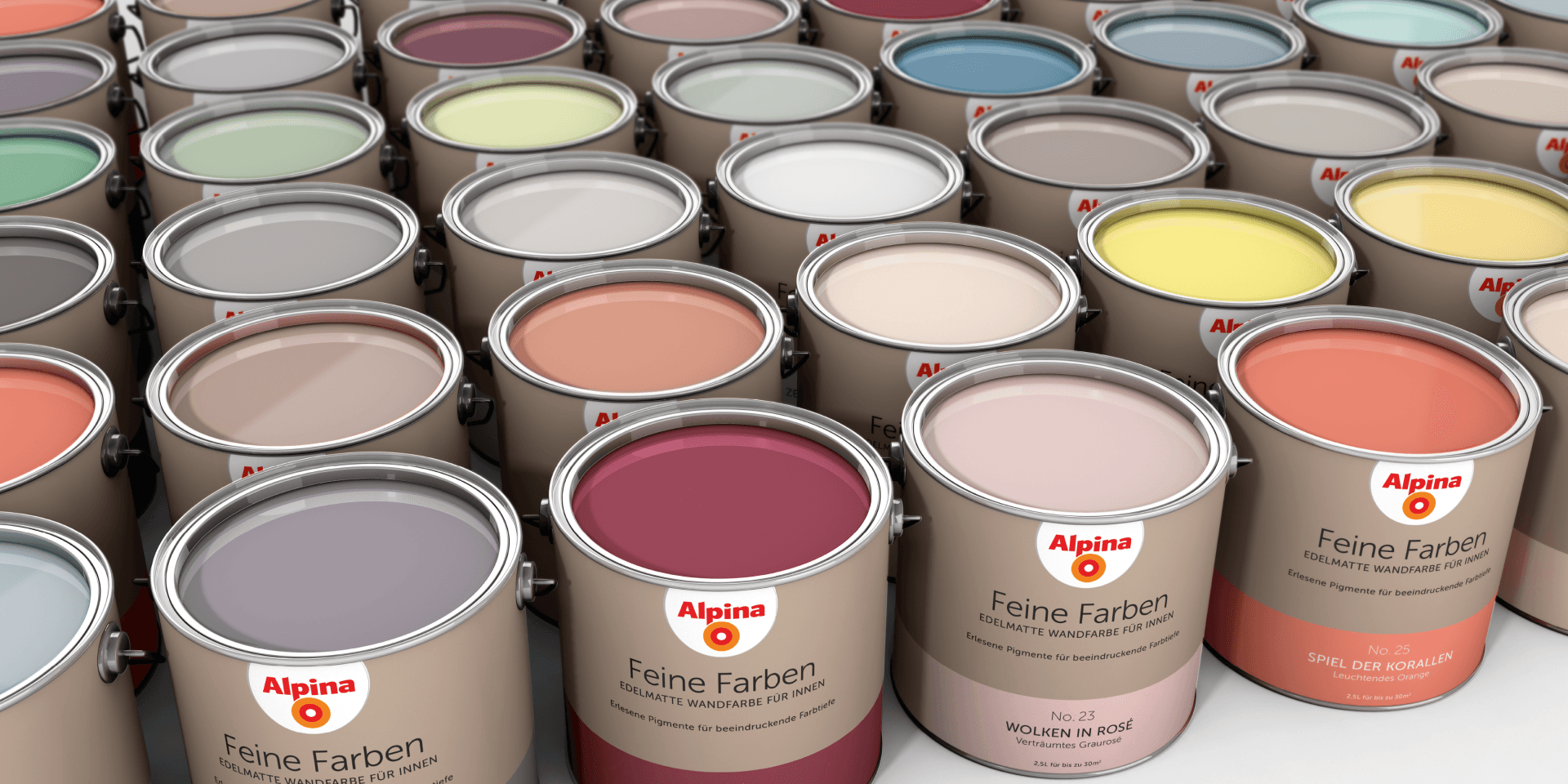Markenwelt Alpina Feine Farben – geöffnete Eimer der edelmatten Wandfarben in einer dichten Komposition, Spektrum von Pastell- bis Statement-Tönen, mit sichtbaren Sorten „No. 23 Wolken in Rosé" und „No. 25 Spiel der Korallen".