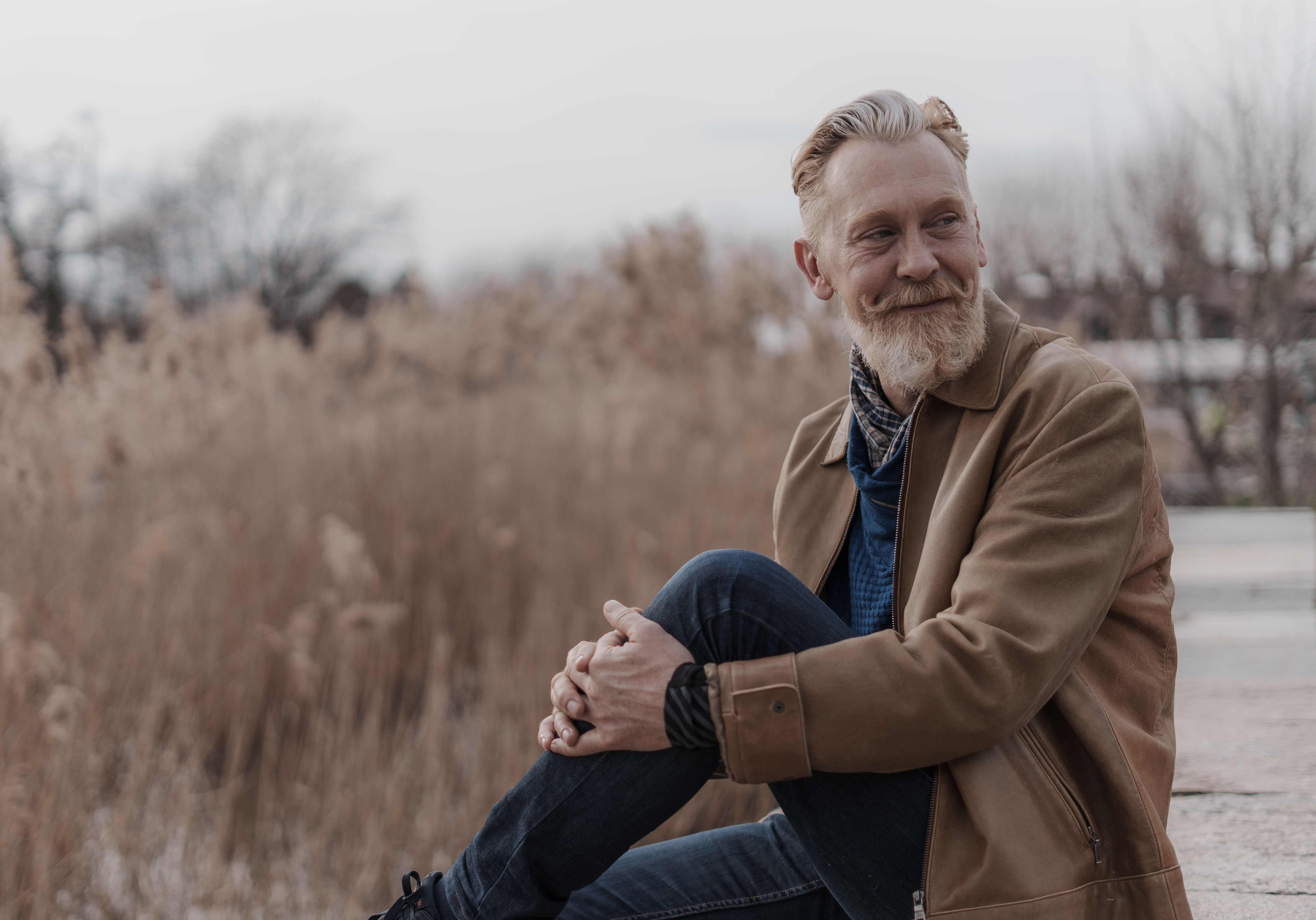 Photographe portrait homme assis souriant roseaux Annecy