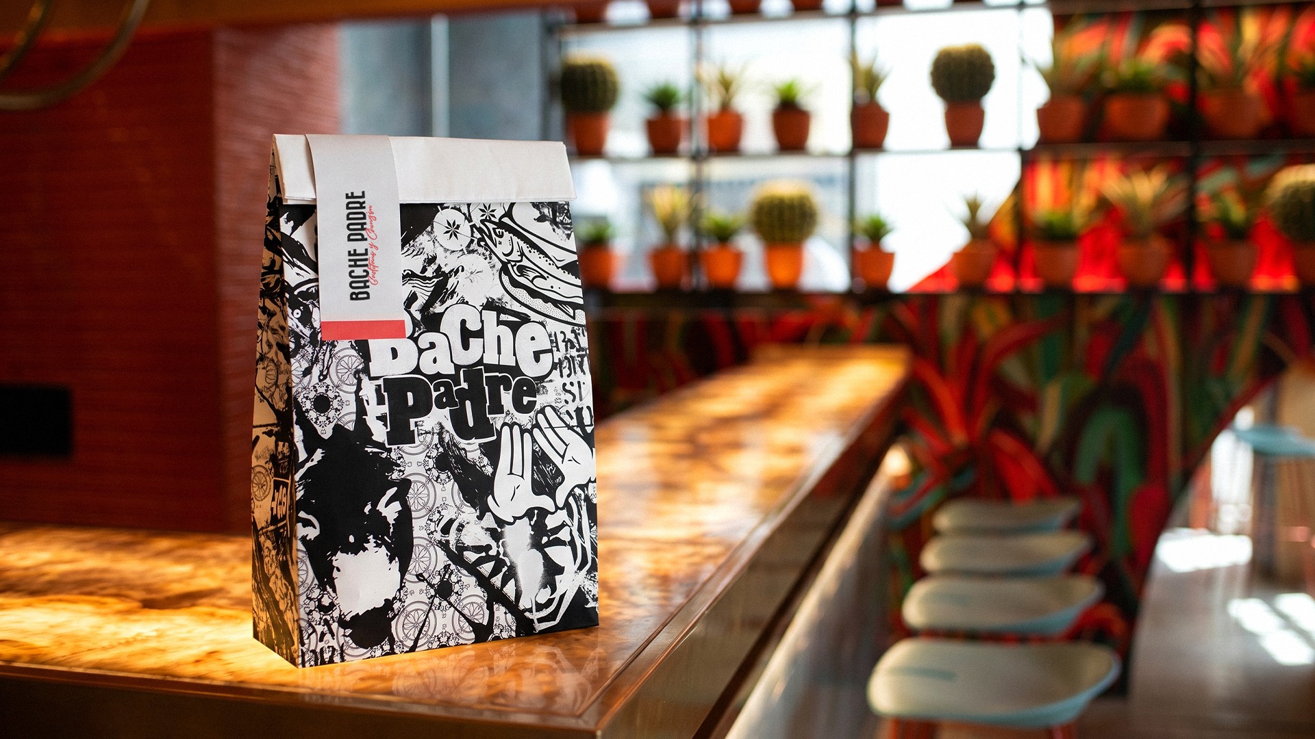 Bolsa de delivery de Bache Padre — aplicación de marca en packaging de reparto · Estudio Varsau