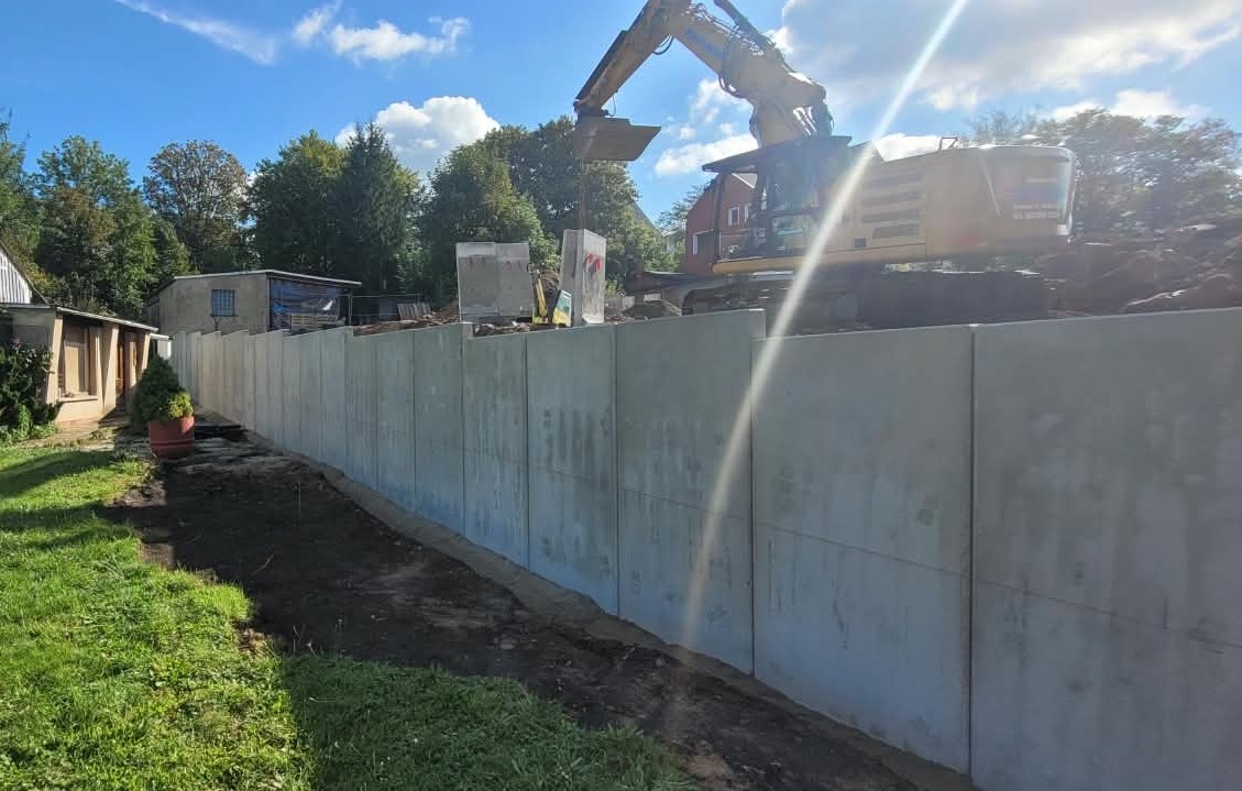 Die nördliche Stützwand nimmt Gestalt an.