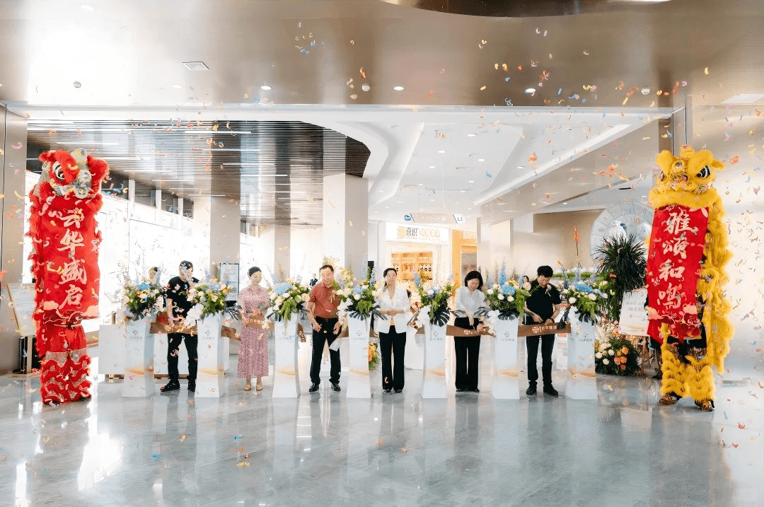 教育機構主題展覽開幕現場，師生與嘉賓在作品前合照與交流，體現以策展連結學習與社區 Education institution themed exhibition opening with teachers students and guests gathering around displays showing how curation connects learning and community 教育展覽開幕 學校活動策劃 品牌故事