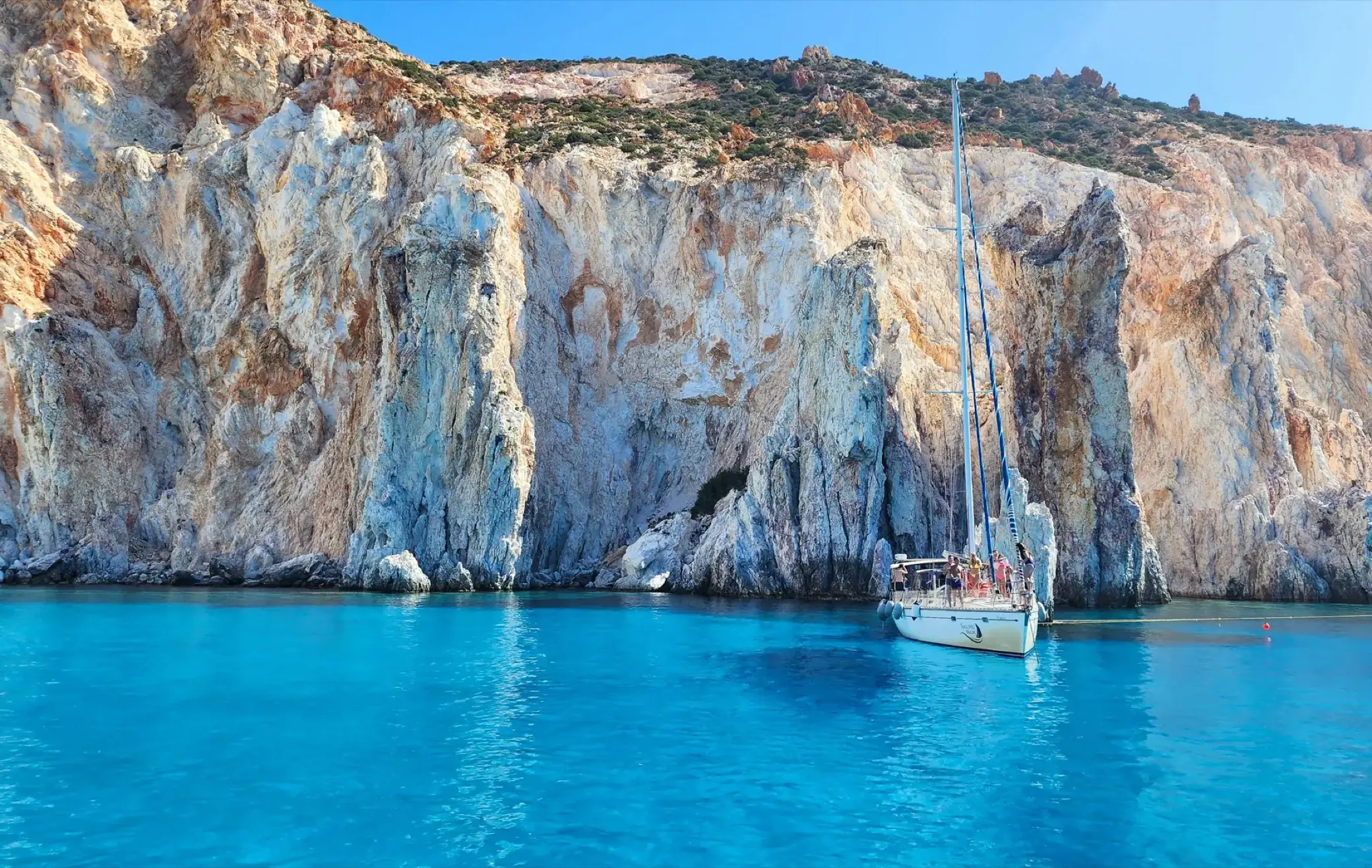 Un bateau au mouillage le long de la côte sauvage de Kythnos, dans les Cyclades