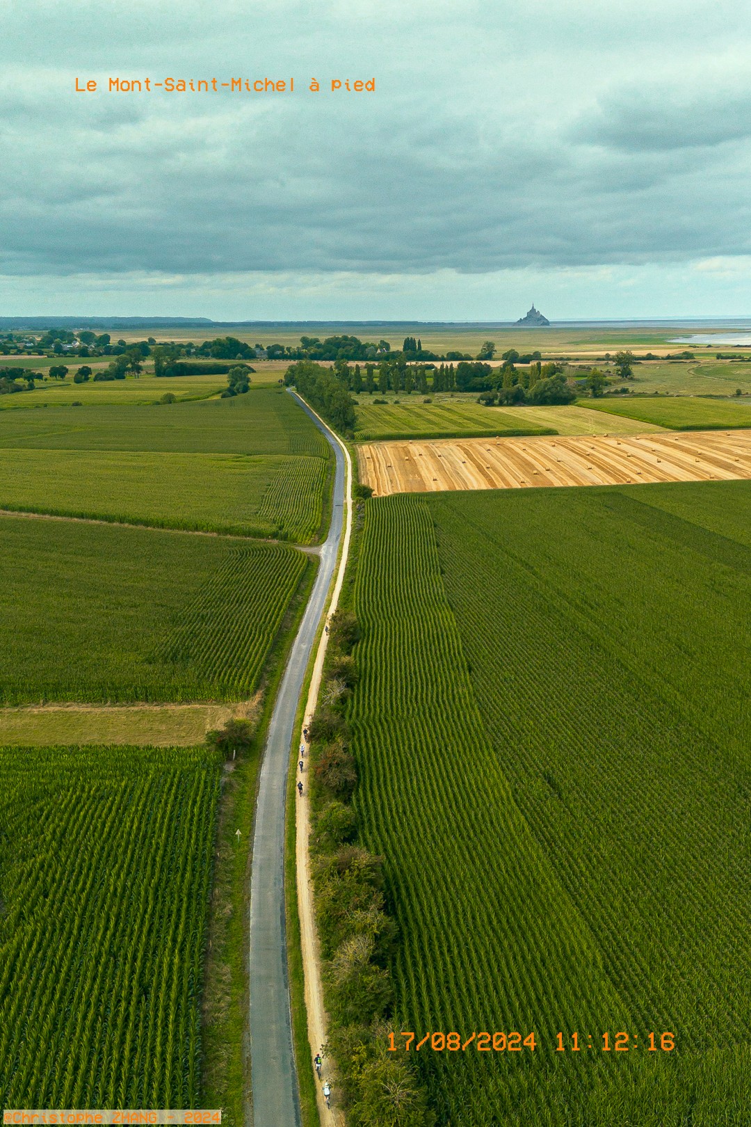 Chemin rural entre champs, randonnée vers le Mont Saint‑Michel.