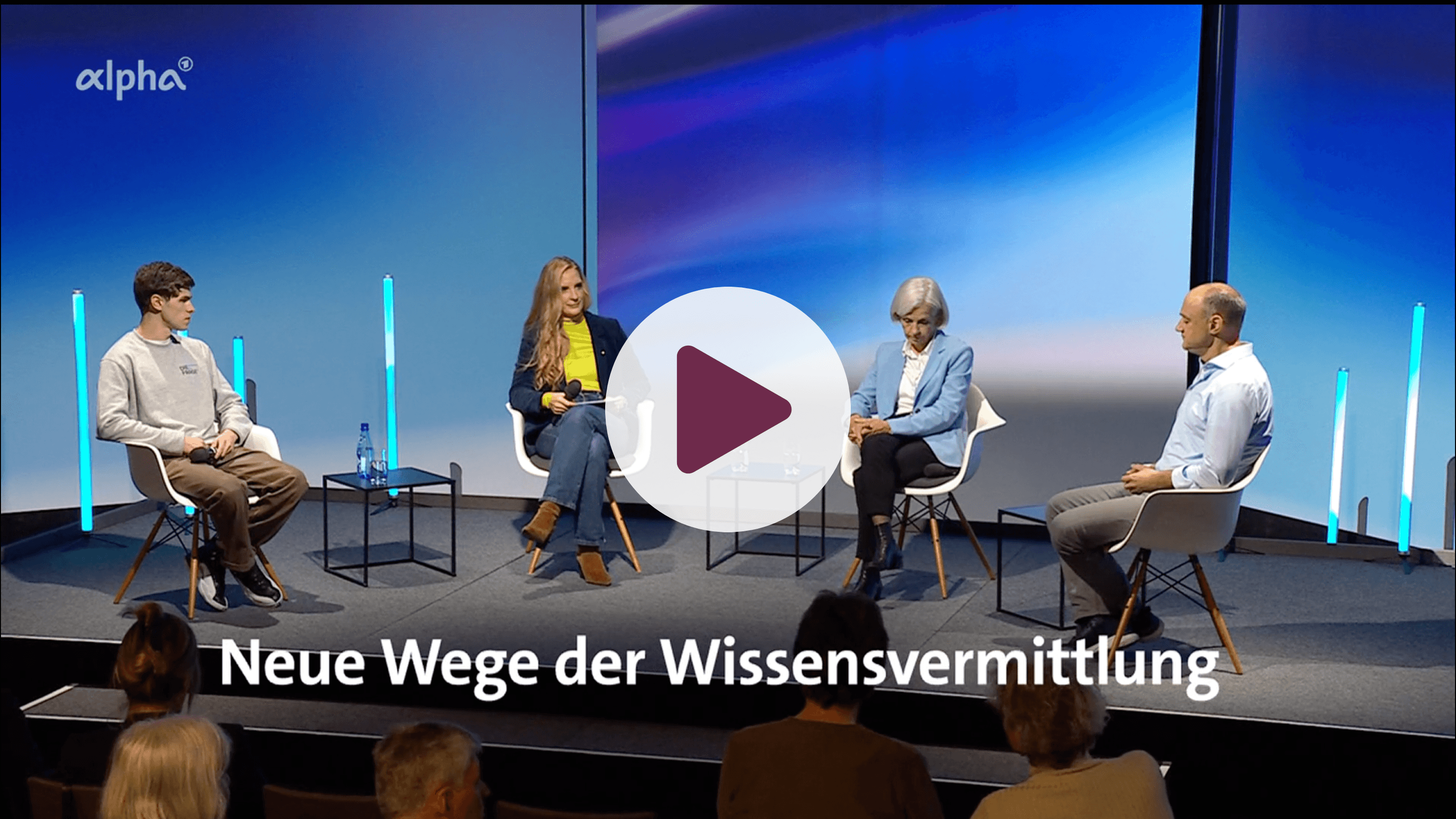 Caro Matzko (links) und Hannes Ringlstetter (rechts) im Studio. Schwarzer Hintergrund.