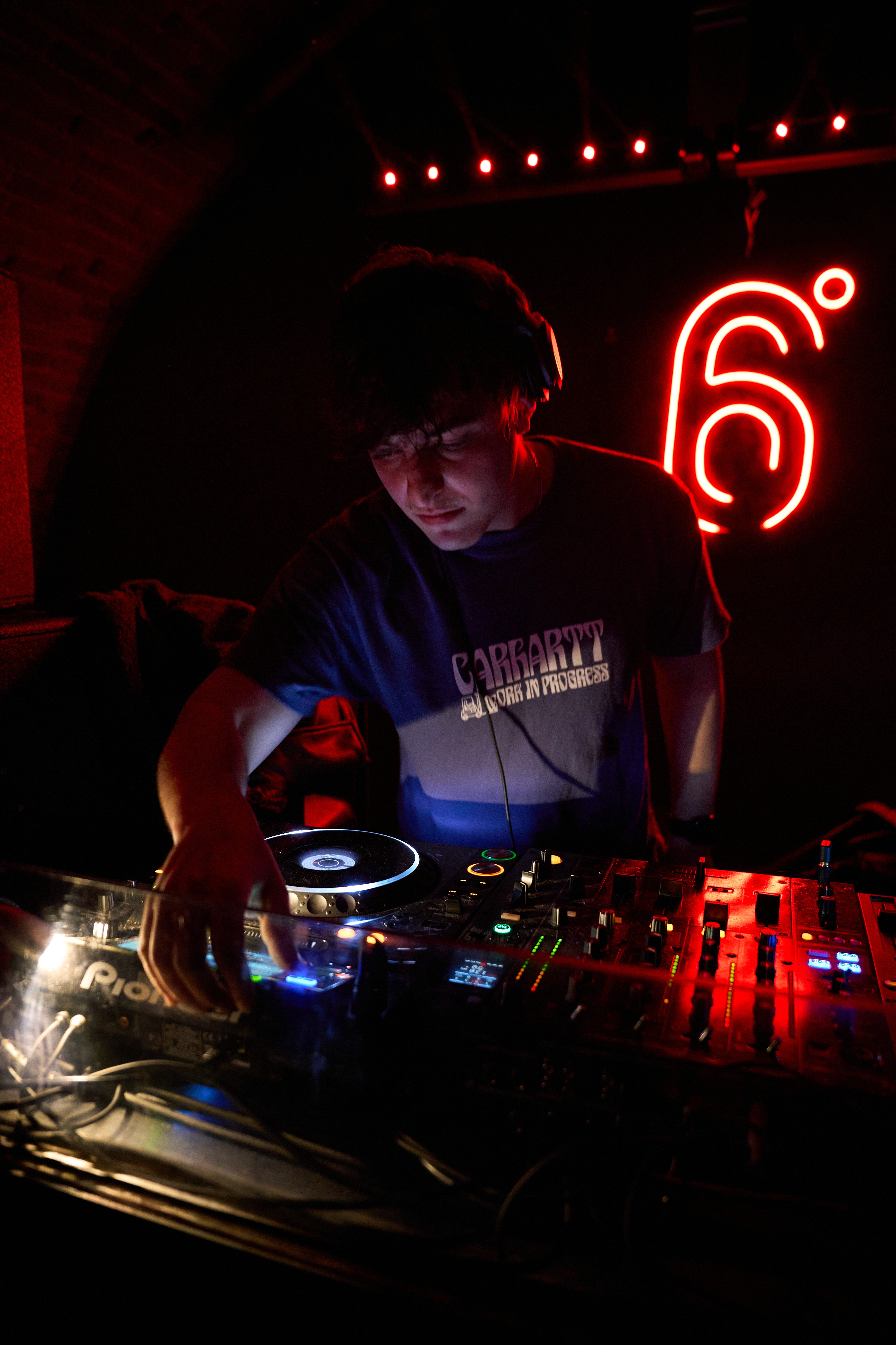 Digma Music: Arte & Performance  Nel cuore della musica elettronica Torino, Digma Music si distingue per la sua versatilità e per la capacità di coinvolgere il pubblico nei DJ set live Torino. Attraverso la collaborazione con Sestopiano Torino, l’artista ha portato nei nostri format una miscela equilibrata di ritmo, energia e ricerca sonora.  La sua presenza nei Sestopiano eventi contribuisce alla crescita della scena degli eventi Torino, mettendo in evidenza le potenzialità espressive di ogni DJ Torino e producer. Questa sezione è dedicata al profilo ufficiale di Digma Music, dove puoi esplorare lineup passate e future Events Turin.  Per tutte le novità segui Digma Music su Instagram e gli altri social ufficiali.