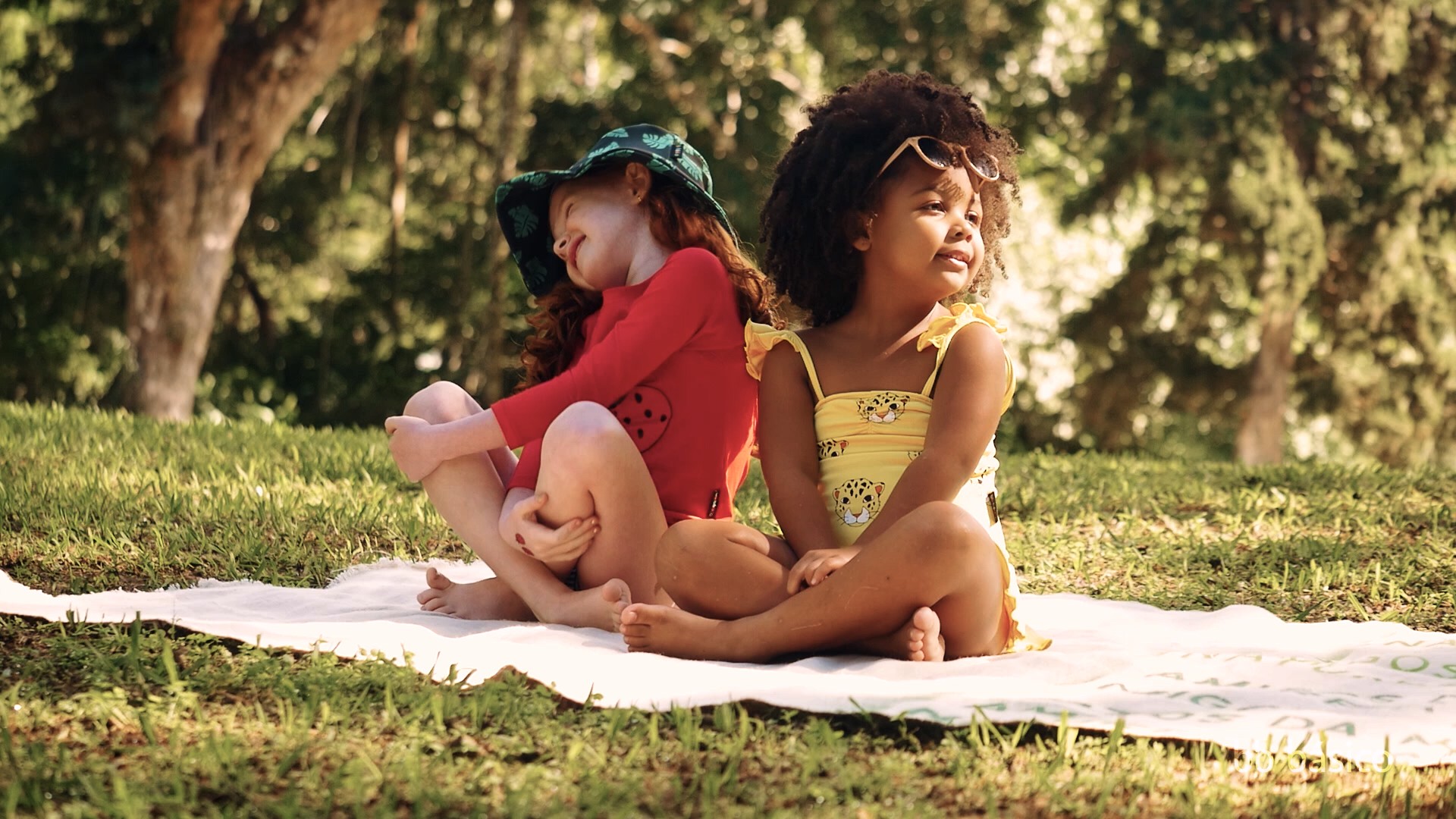 BB Básico editorial fashion film of two kids having fun in the park