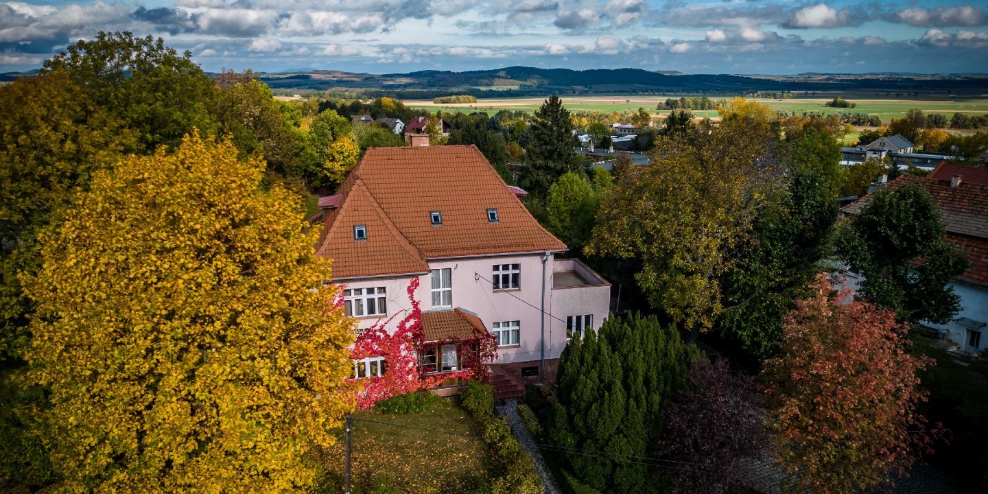 Hotel Villa Stara Apteka w Srebrnej Górze widziana z góry. Dom z historią otoczony zielenią i górami.