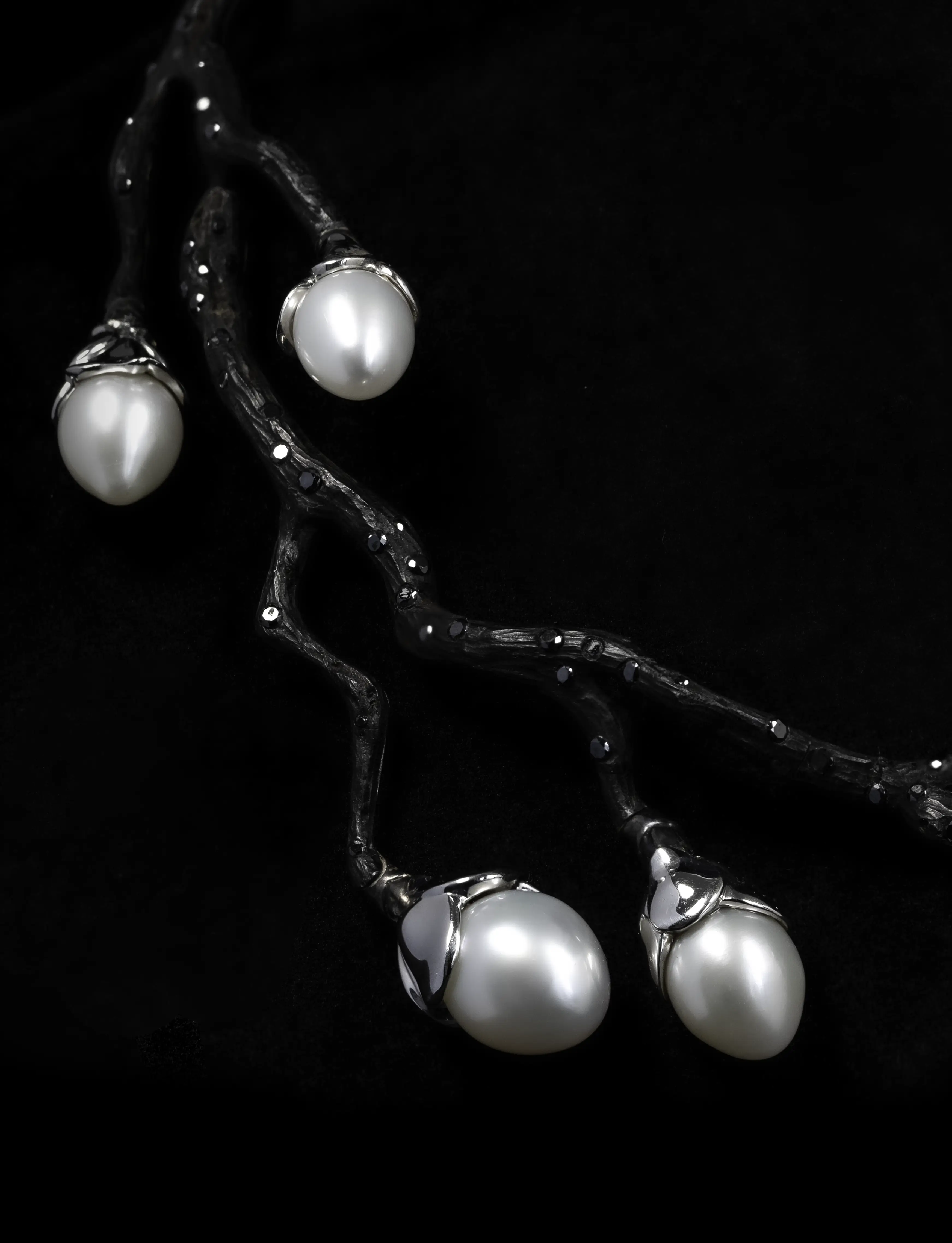 Détail du Collier Printemps Maison Édéenne avec perles d’Akoya et branches en ébène noirci