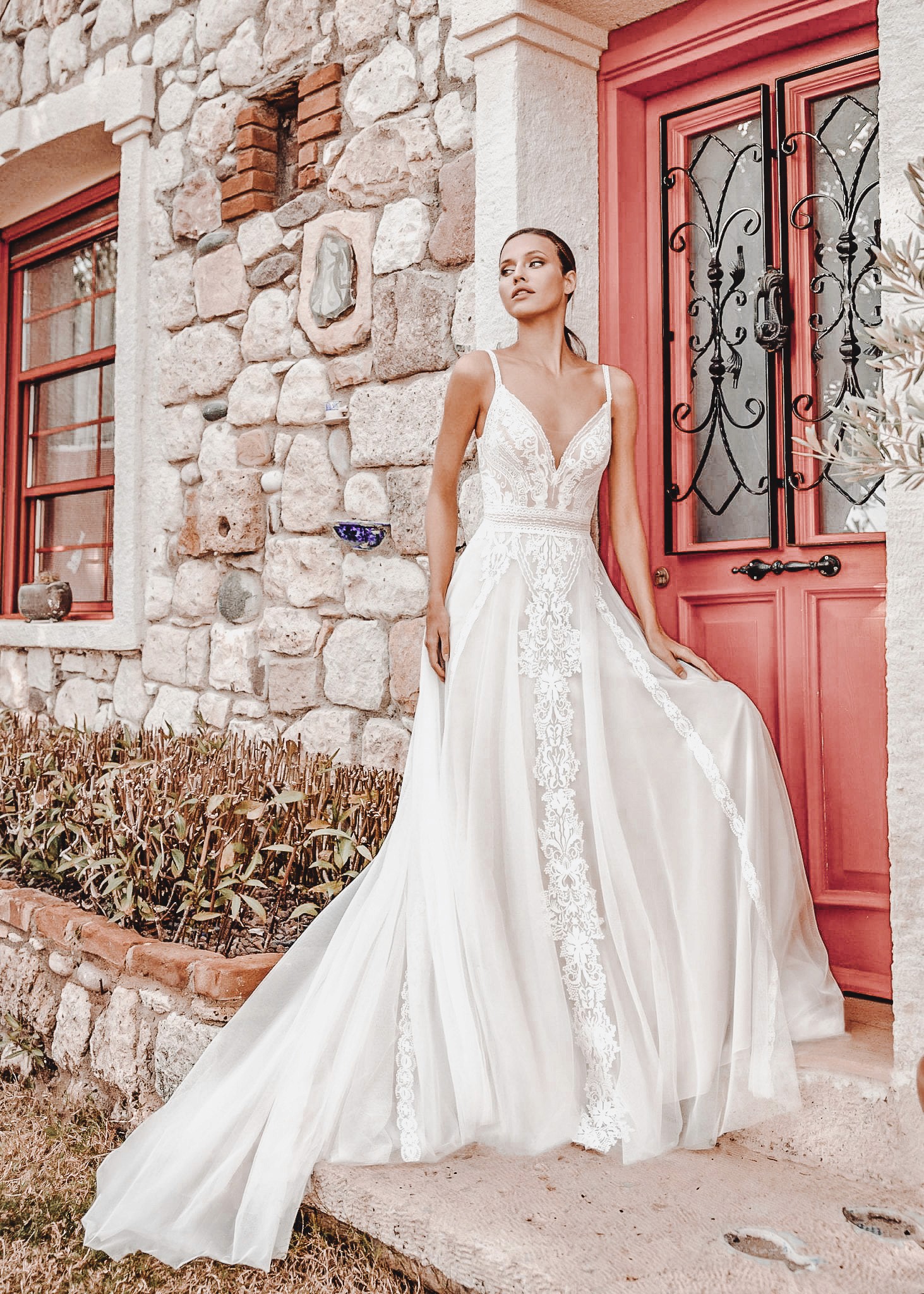 Elegantes Boho Brautkleid mit floraler Spitze und natürlicher Silhouette