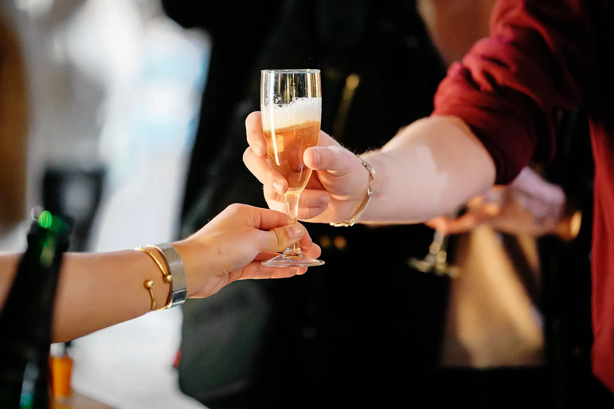Échange de coupe de champagne entre invités lors d’un cocktail professionnel Legal2Digital au cinéma Pathé Chavant à Grenoble