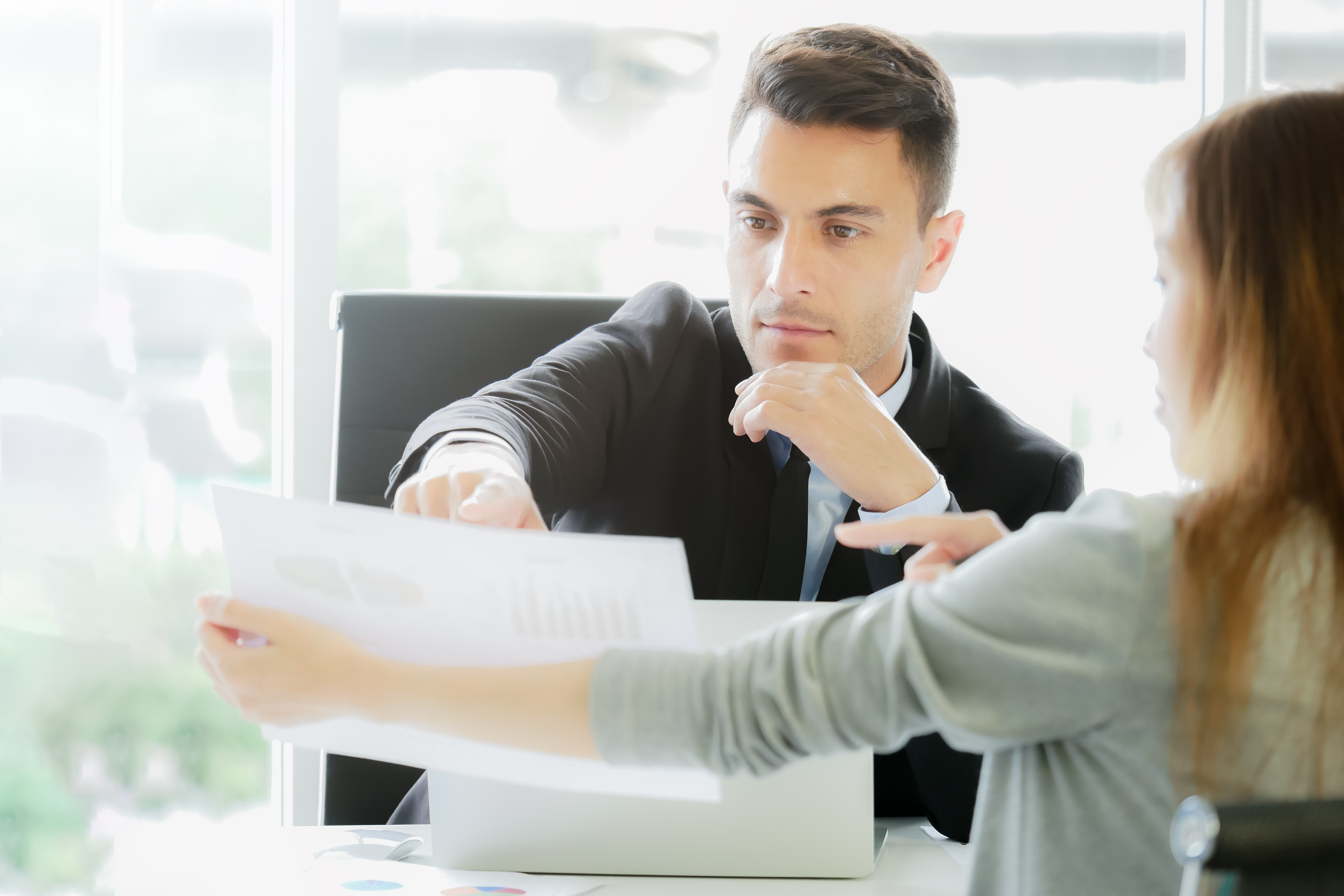 Auditor im Gespräch mit Entwicklungsteams über Entwicklungssteuerung, Verifizierung und Validierung als Sinnbild für das Audit von Entwicklungsprozessen und belastbaren Entwicklungsnachweisen nach ISO&nbsp;9001.