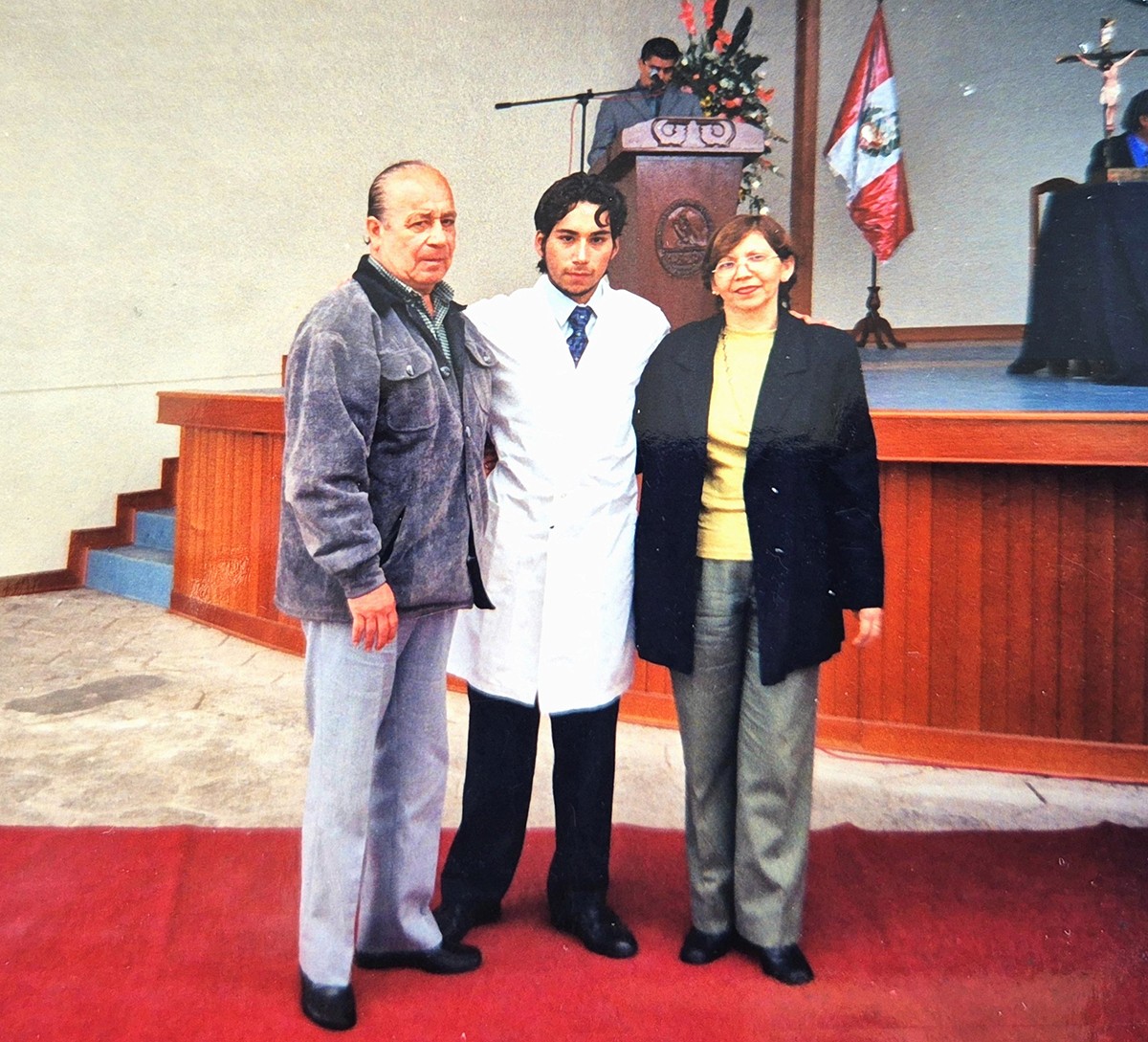 Ceremonia médica imposición de mandil de Alejandro Mendoza con sus padres, inicio de su carrera en Trujillo.