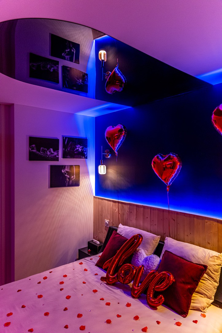 silhouette of man and woman kissing