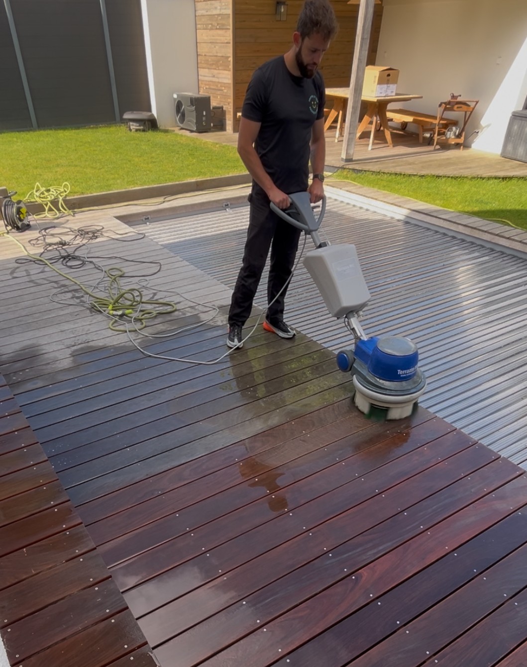 Terrasse en bois en cours de nettoyage avec machine monobrosse brevetée haute performance – Propre et Net