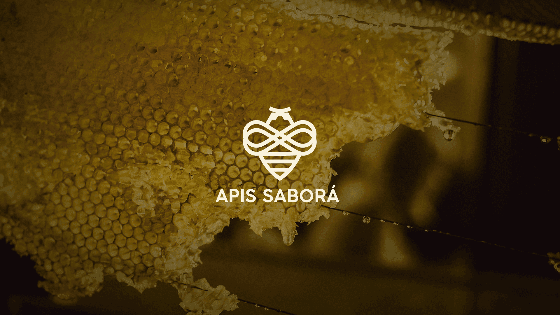 Logo da marca Apis Saborá, com ícone de abelha minimalista sobre fundo de favo de mel dourado, desenvolvido em trabalho freelancer.