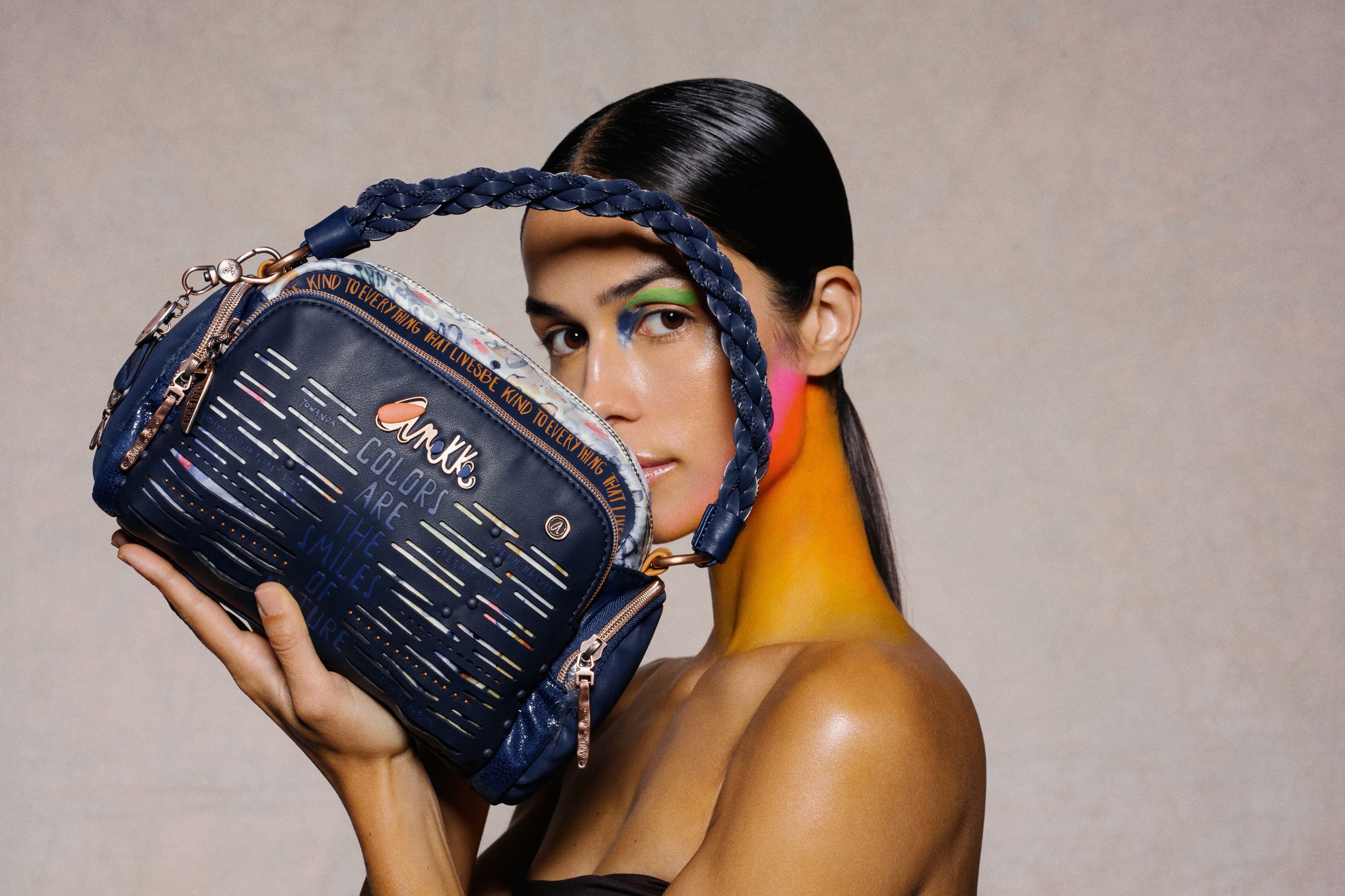 Granatowa torebka Anekke prezentowana przez modelkę w stylizowanej sesji, produkt z kolekcji do sprzedaży hurtowej i współpracy z butikami w Polsce