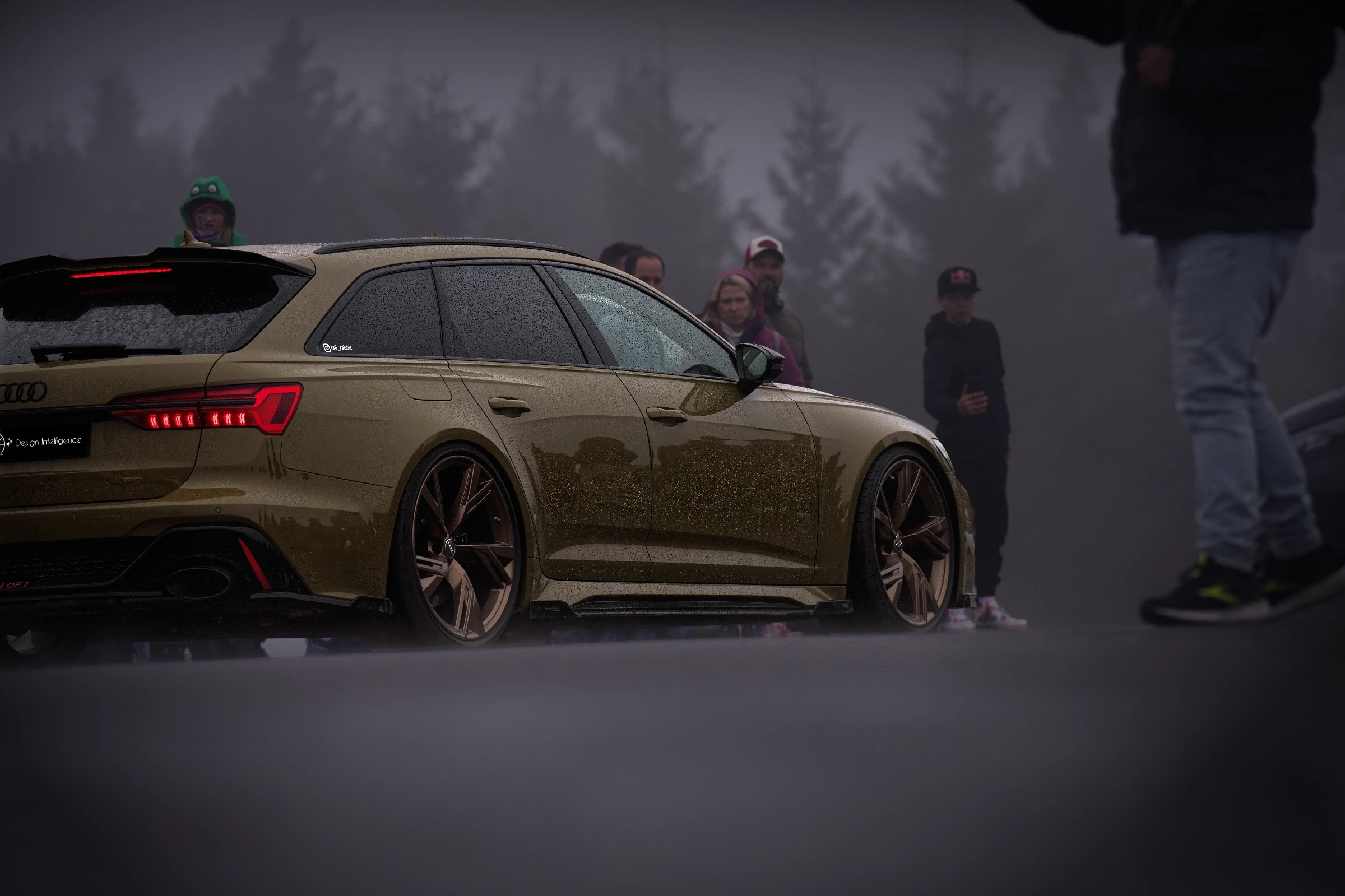 Audi RS6 Avant in sandfarbener Sonderlackierung vor Zuschauern im Nebel beim Audi RS Treffen Crottendorf 2025.