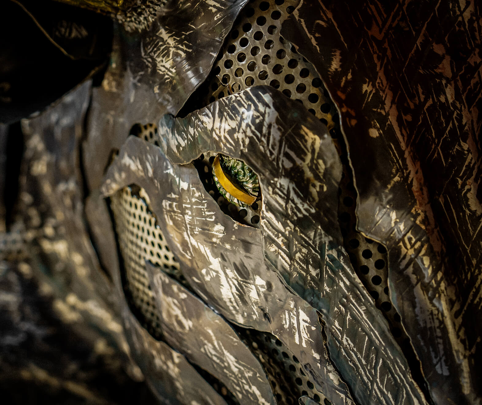 Umělecký detail kovové plastiky býka v interiéru restaurace podtrhující industriální styl