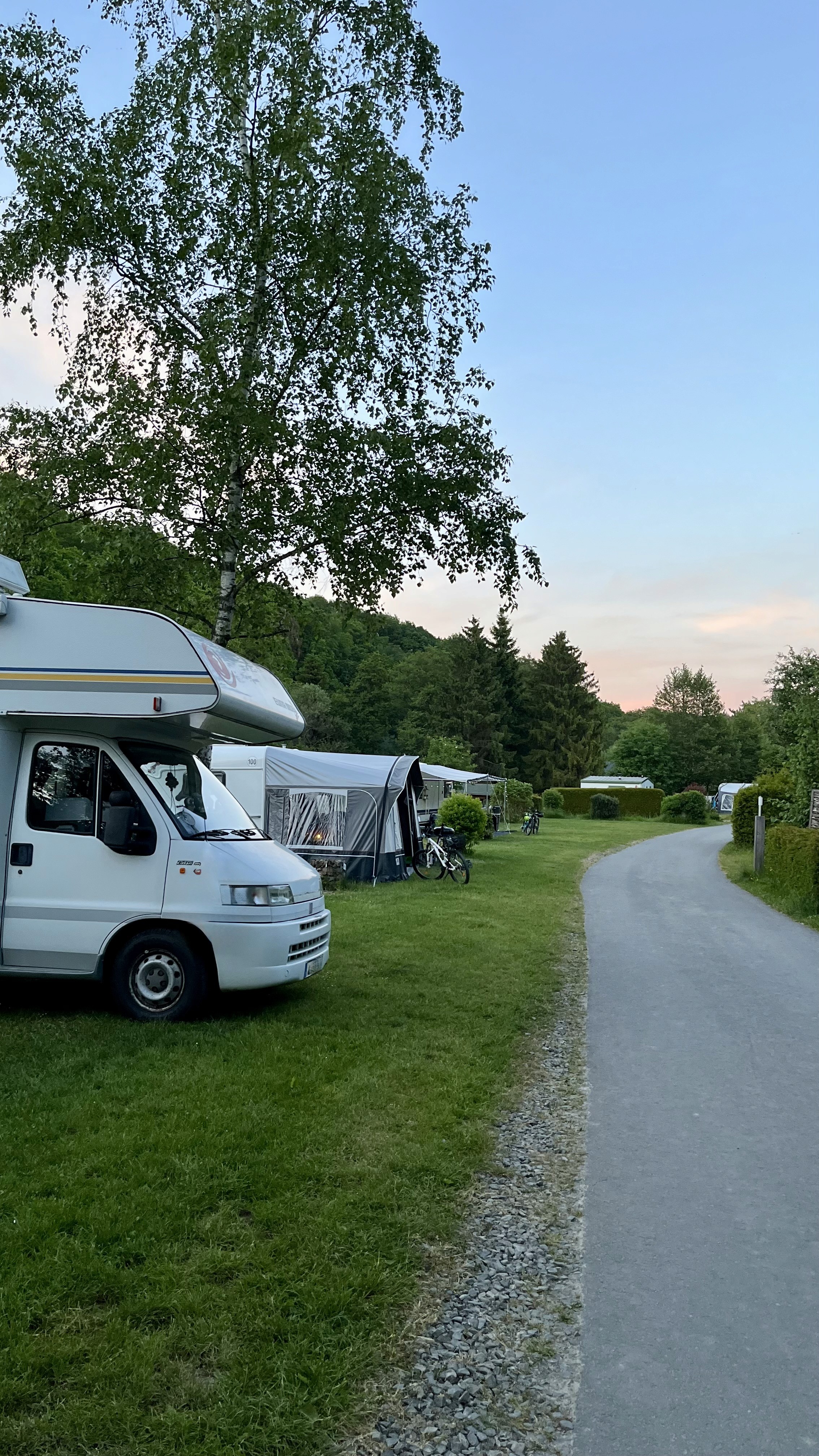 Wohnwagen und Wohnmobil auf den Stellplätze 88 bis 97