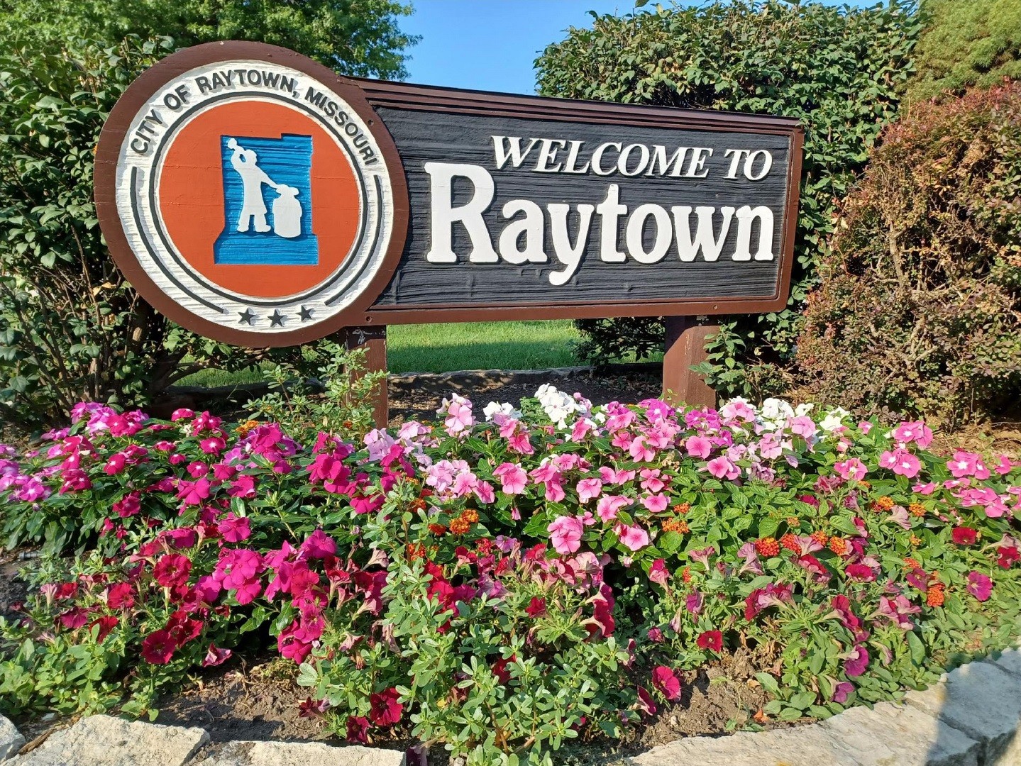 Entrance sign welcoming visitors to the community of Raytown, MO