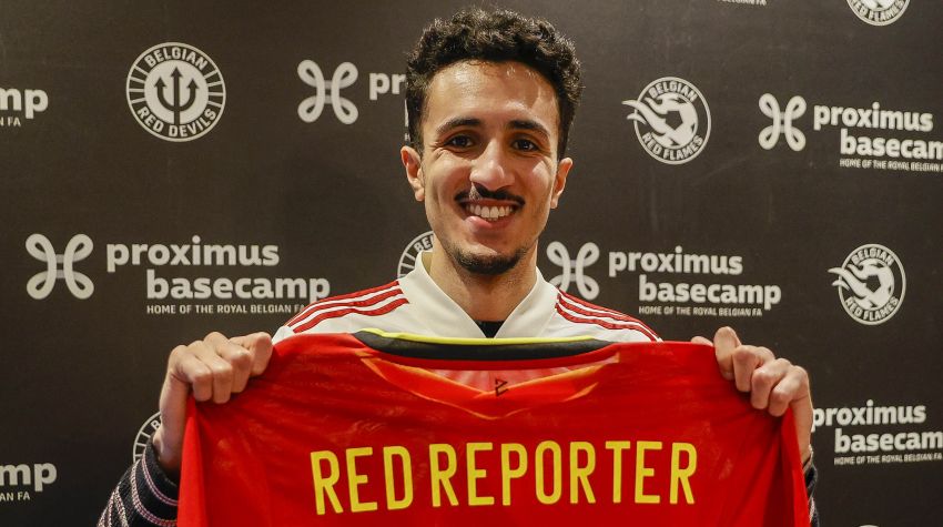 Amine Serock tenant le maillot Red Reporter des Diables Rouges