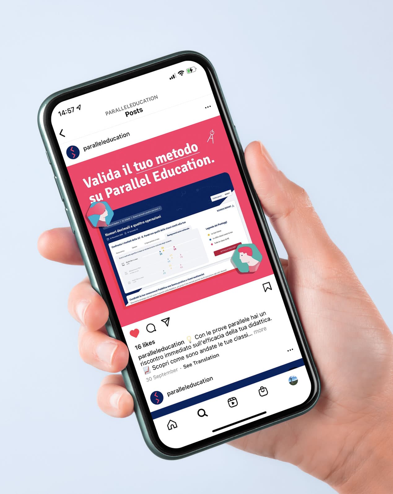Post Instagram su smartphone tenuto in mano: creatività fucsia con la scritta ‘Valida il tuo metodo su Parallel Education’ e anteprima di una schermata della piattaforma; like e icone social visibili.