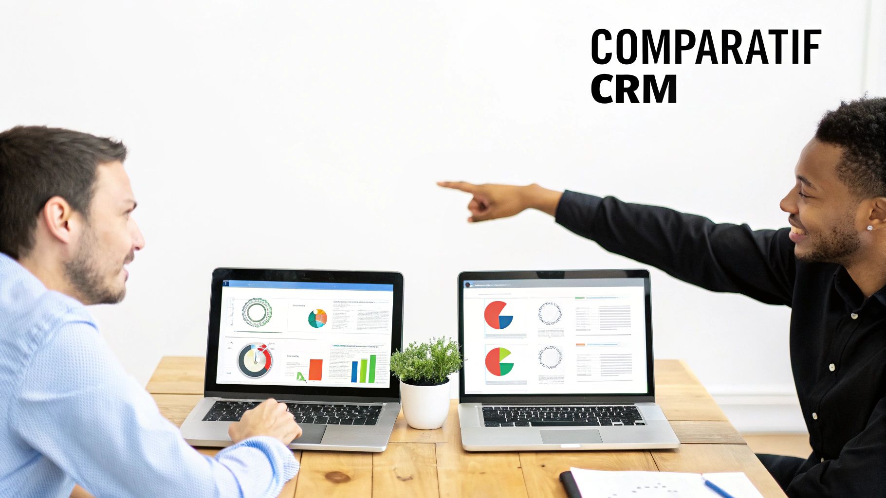 Deux hommes analysent des données sur des ordinateurs portables devant l'inscription 