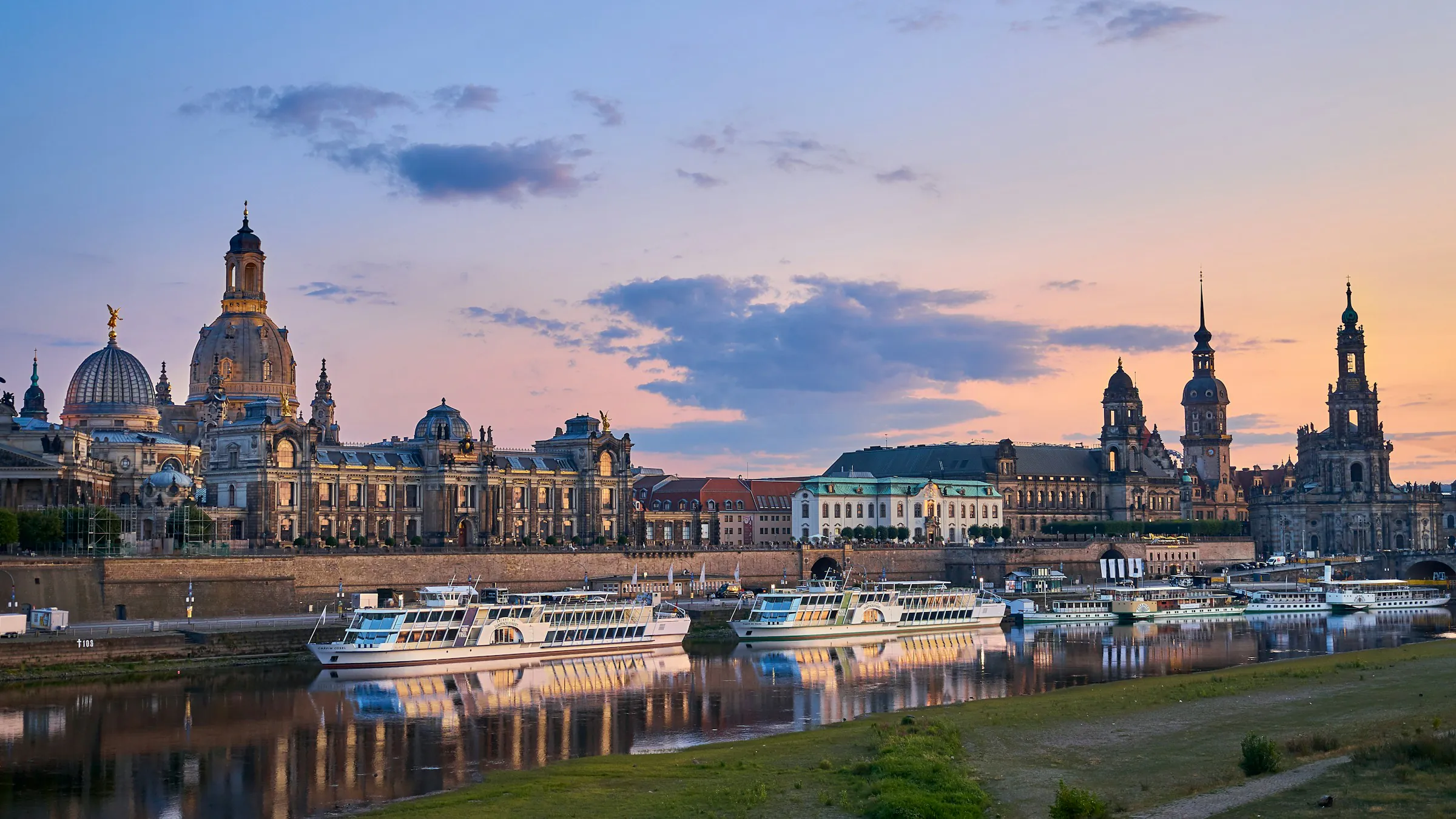 Dresden, Elbpanorama mit Frauenkirche, Brühlscher Terrasse und Hofkirche im Abendrot