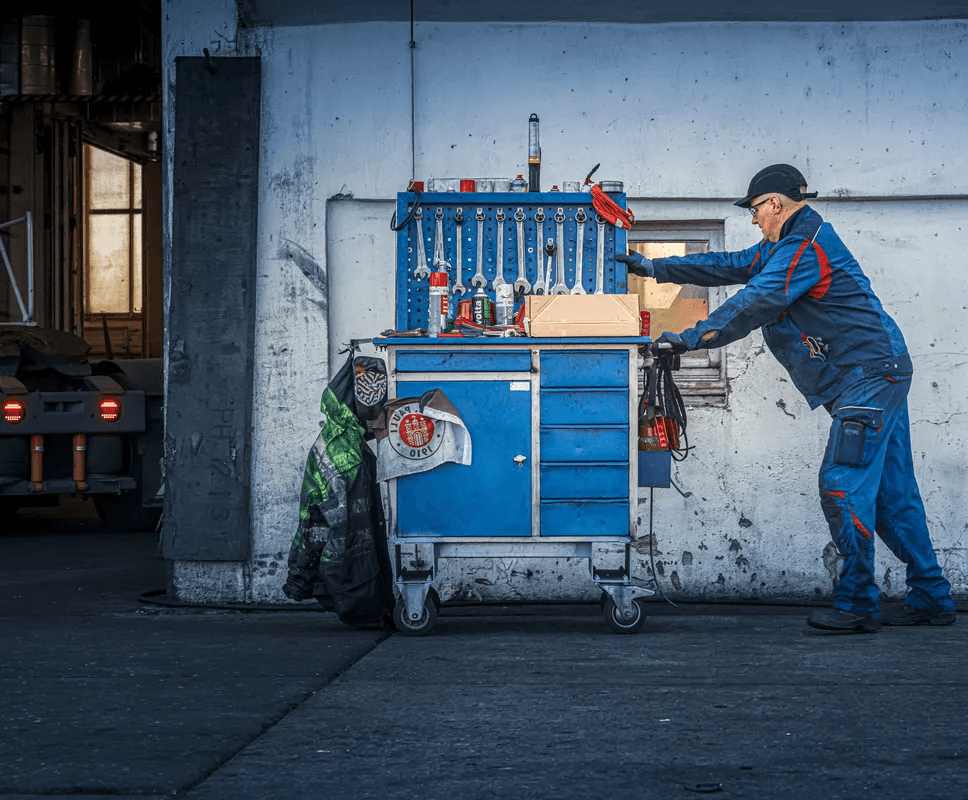 Bittermann Prüfservice: Ein nach TRBS 1203 befähigter Prüftechniker dokumentiert die rechtssichere Prüfung eines hochverfügbaren Rechenzentrums, inklusive komplexer, normgerechter Kabeltrassen-Führung.