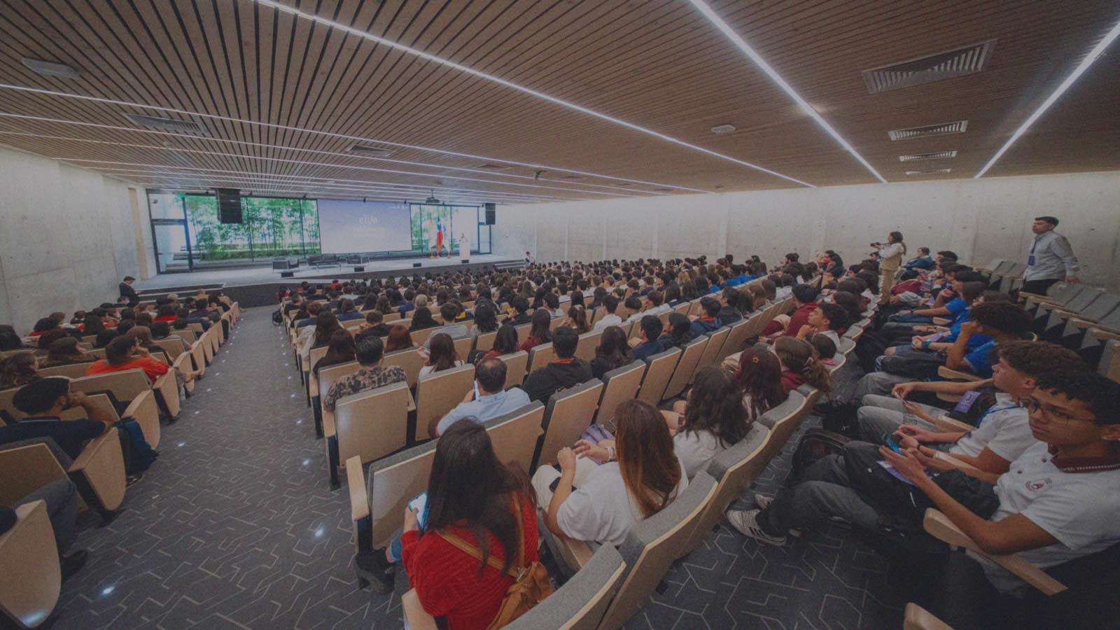 Foto de más de 400 estudiantes en un auditorio participando en la sexta edición del Encuentron de Líderes Jóvenes (ELIJO) de IdeaPaís en la Región Metropolitana.