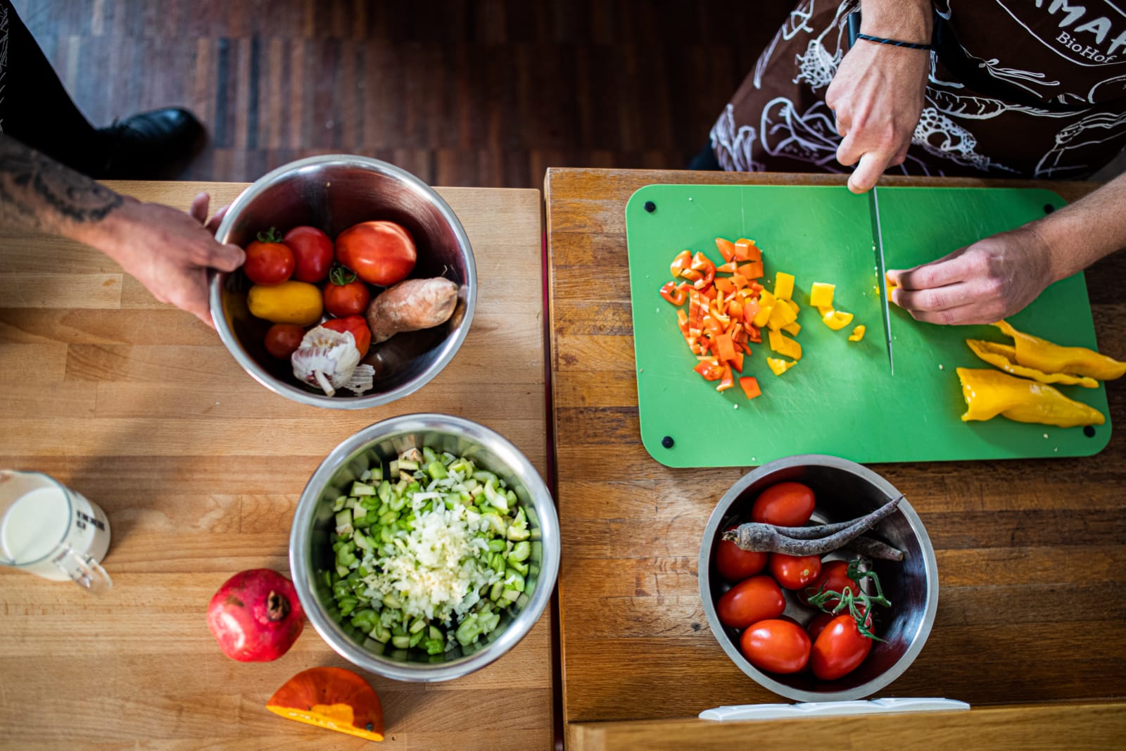 Gemüse wird zur weiteren Verwendung geschnitten