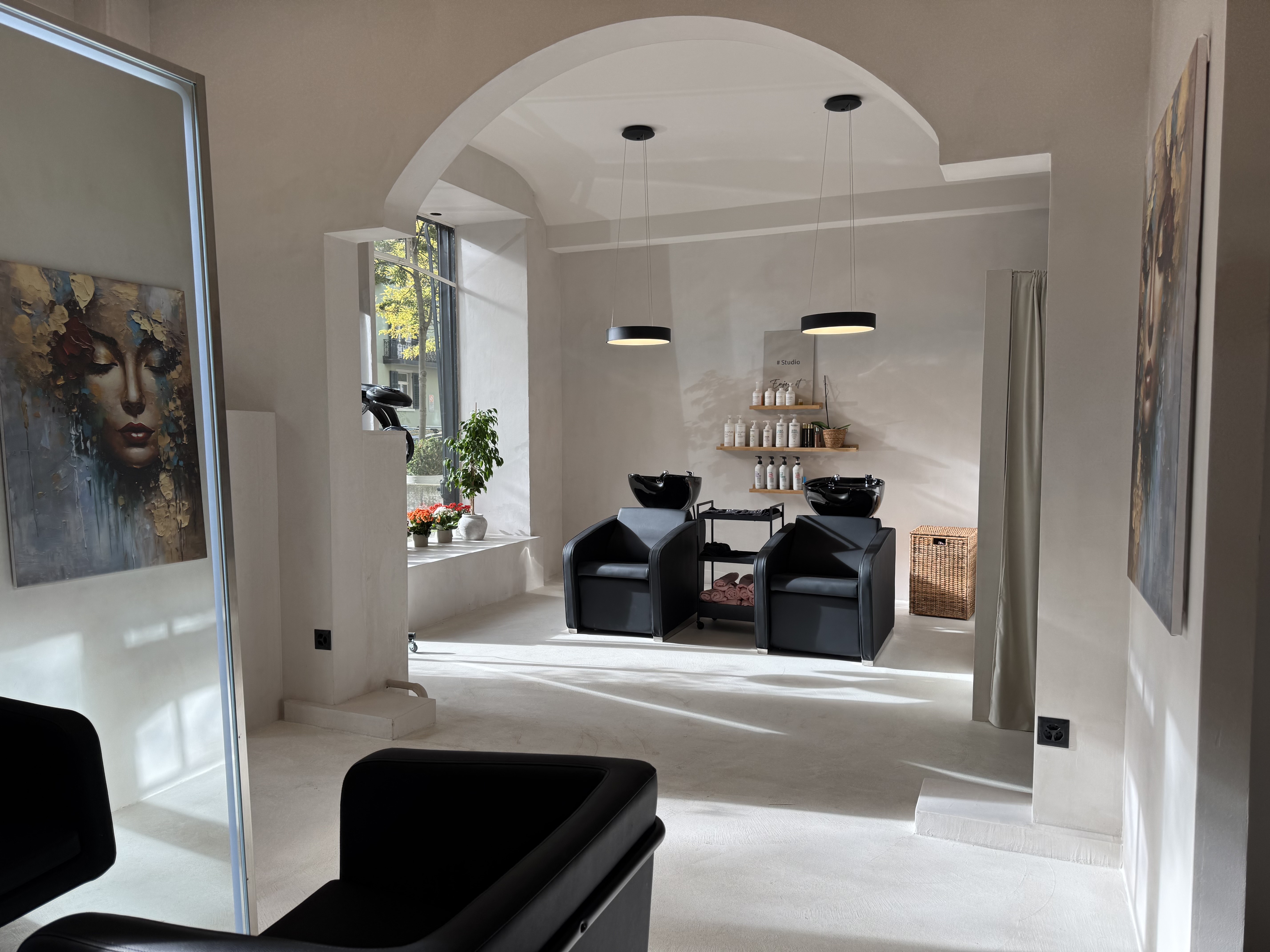 Modernes Saloninterieur mit stylischen Spiegeln und hellen Stühlen im Hashtag Studio