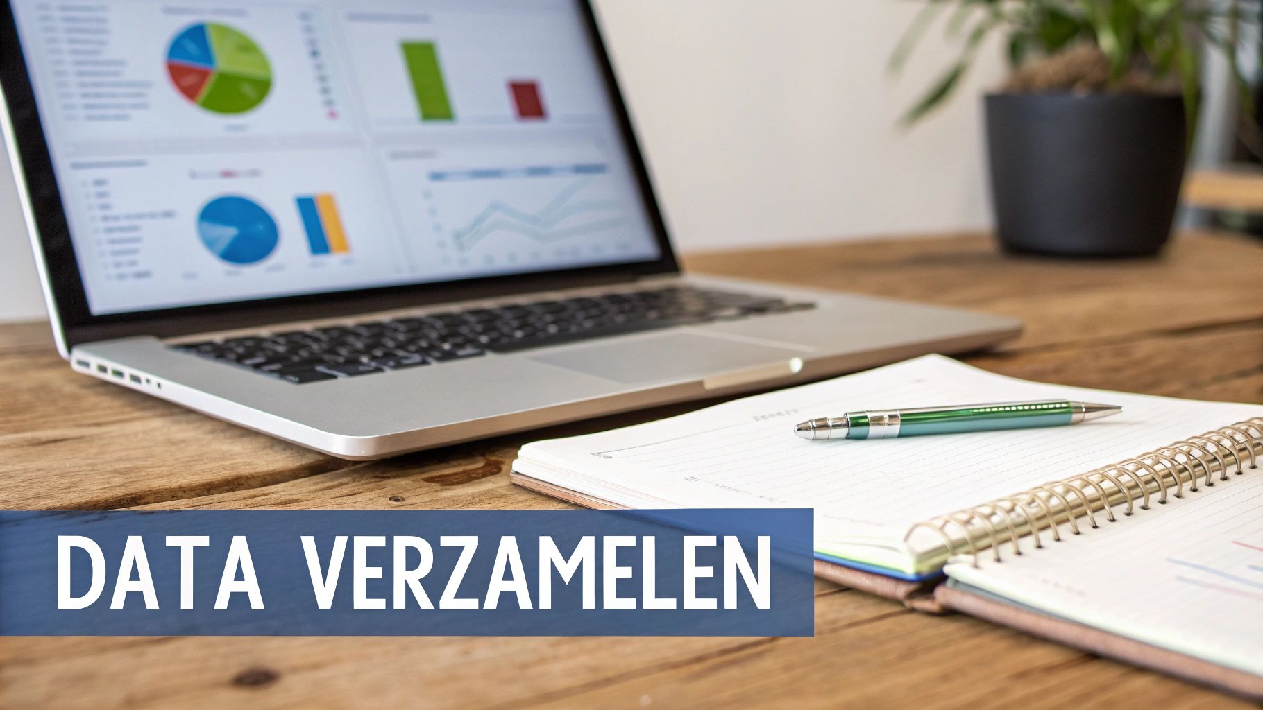 Een persoon analyseert data op een computerscherm om persona's te bouwen