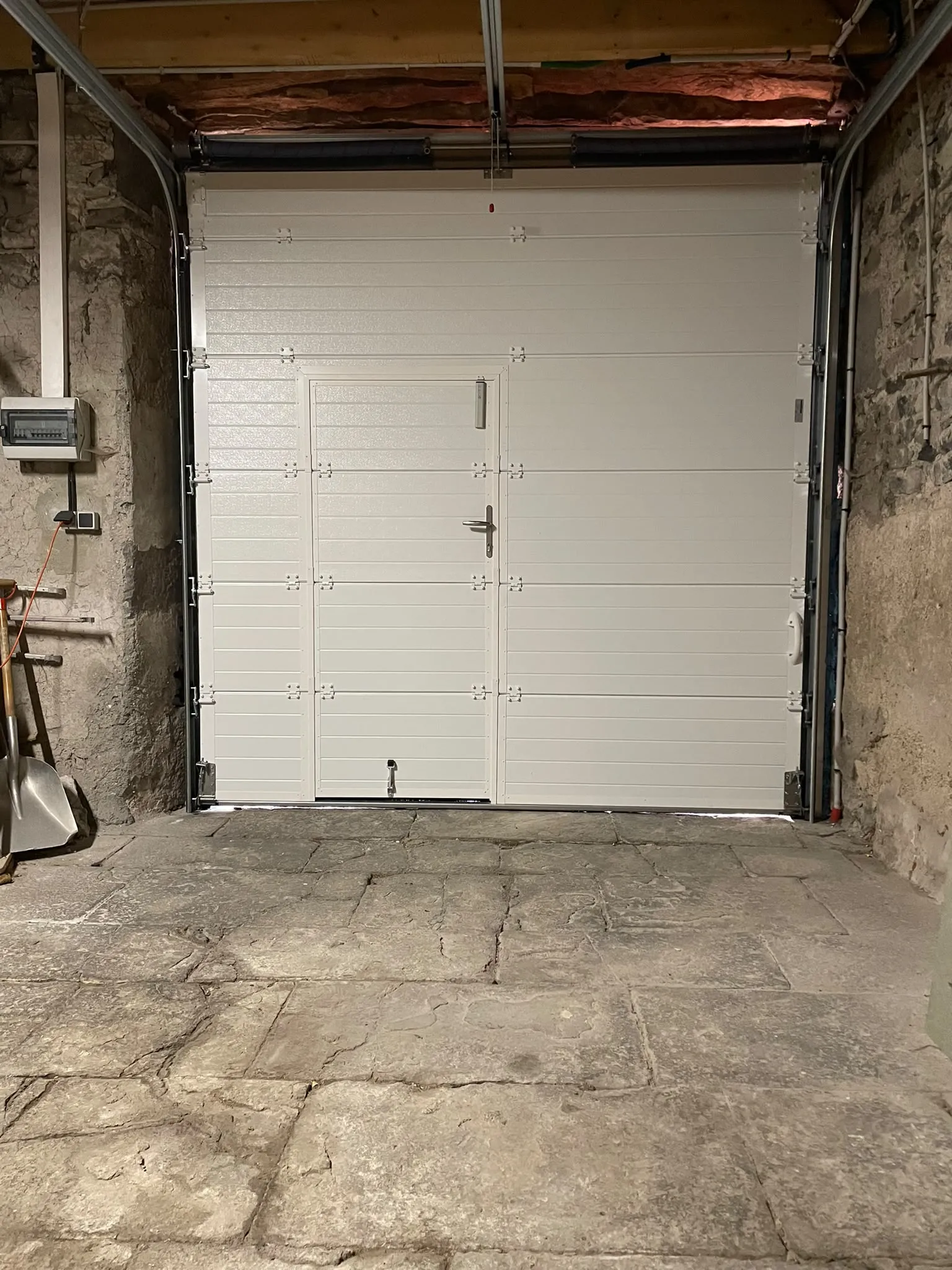 Porte de garage blanche coulissant latéralement — AFermetures