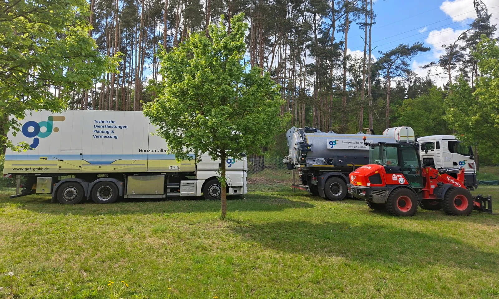 Mitarbeiter bei der Montage in der Werkstatt