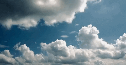 Gif montrant un timelapse de nuges passant dans le ciel en accéléré